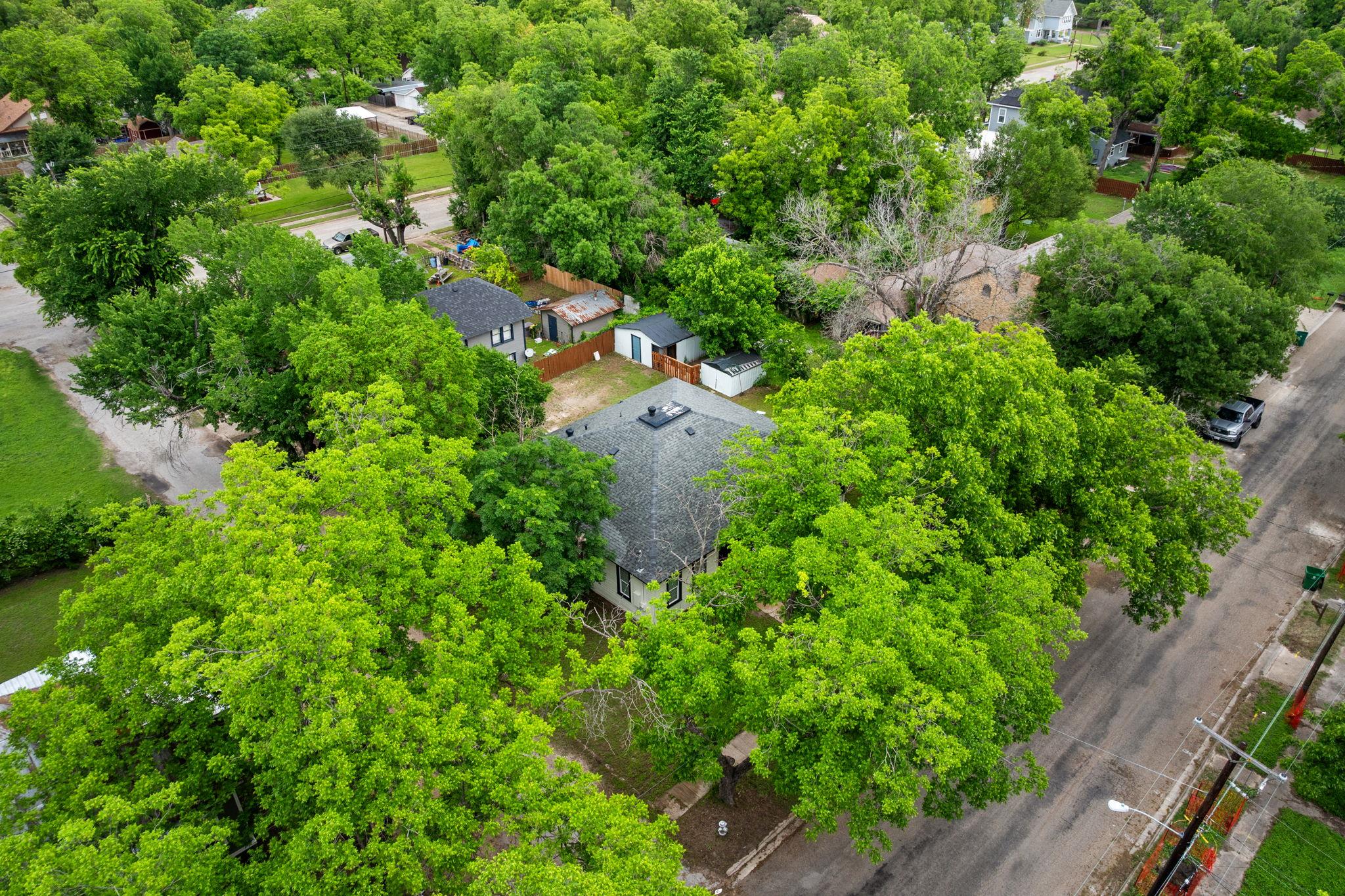 602 E 6th St, Cameron, TX 76520