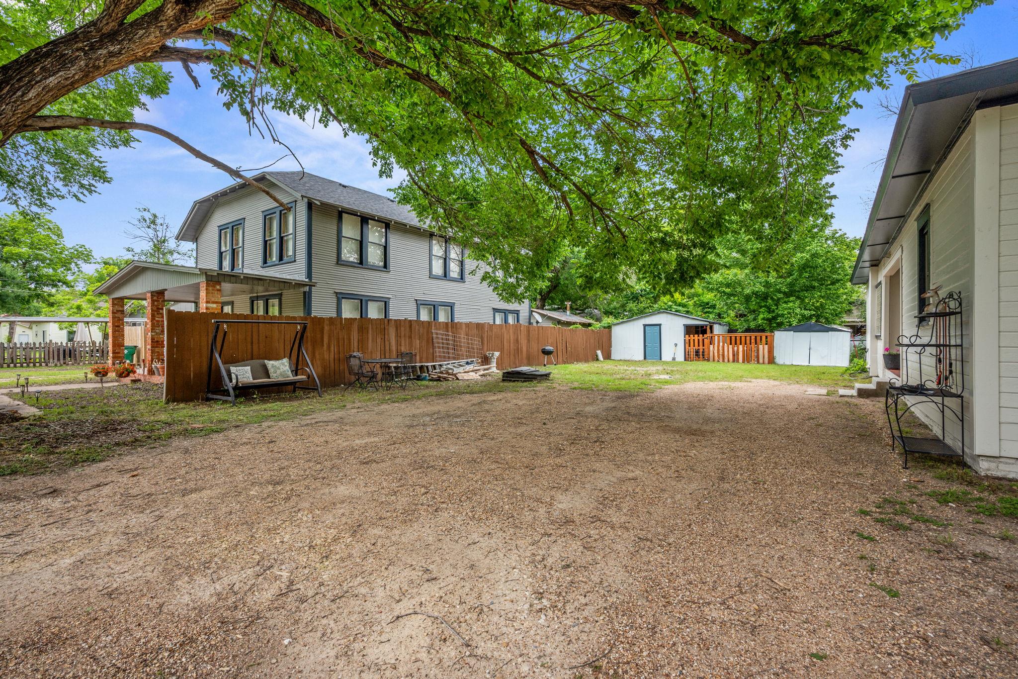 602 E 6th St, Cameron, TX 76520