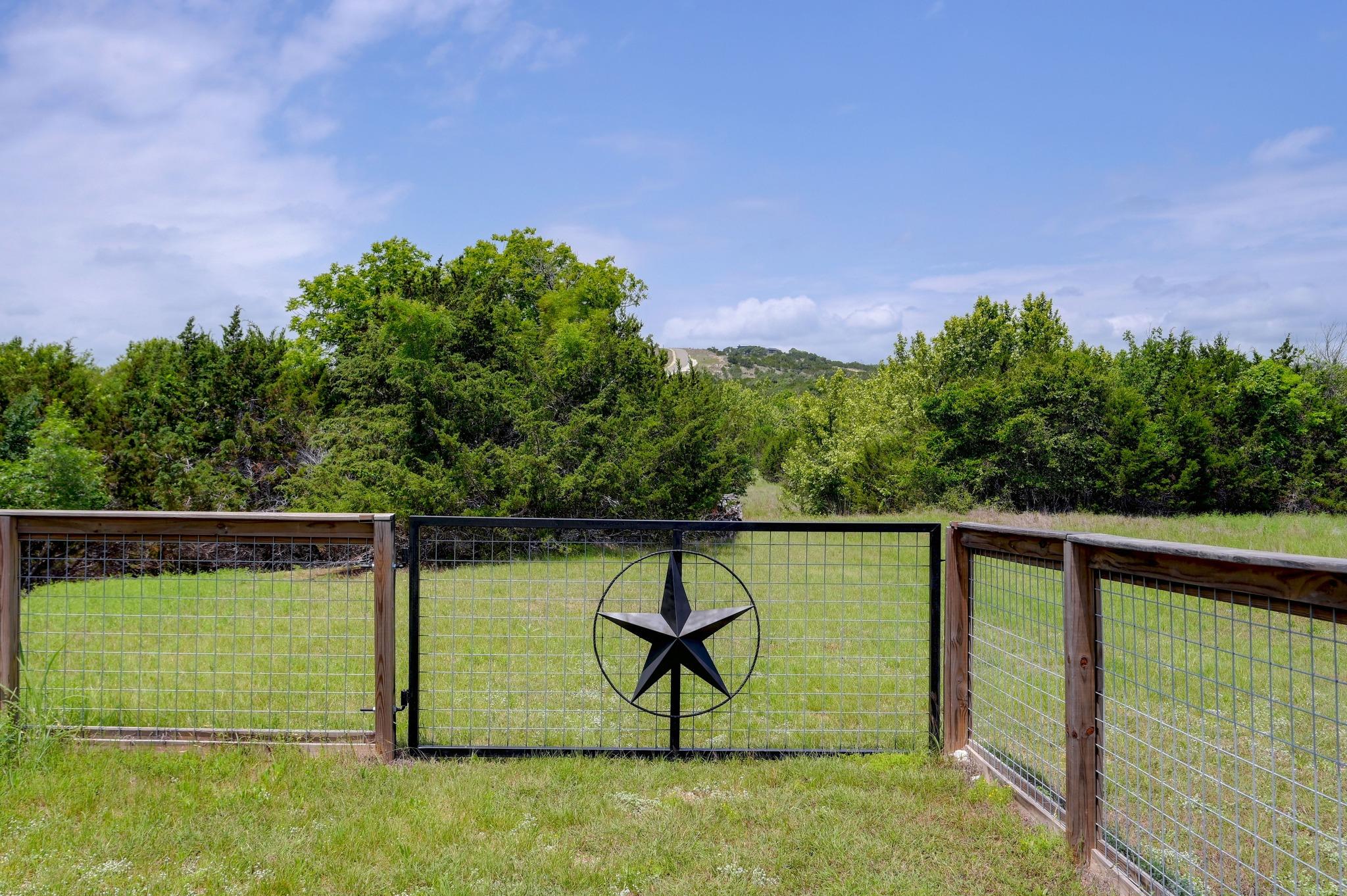 202 Falling Oak Dr, Blanco, TX 78606