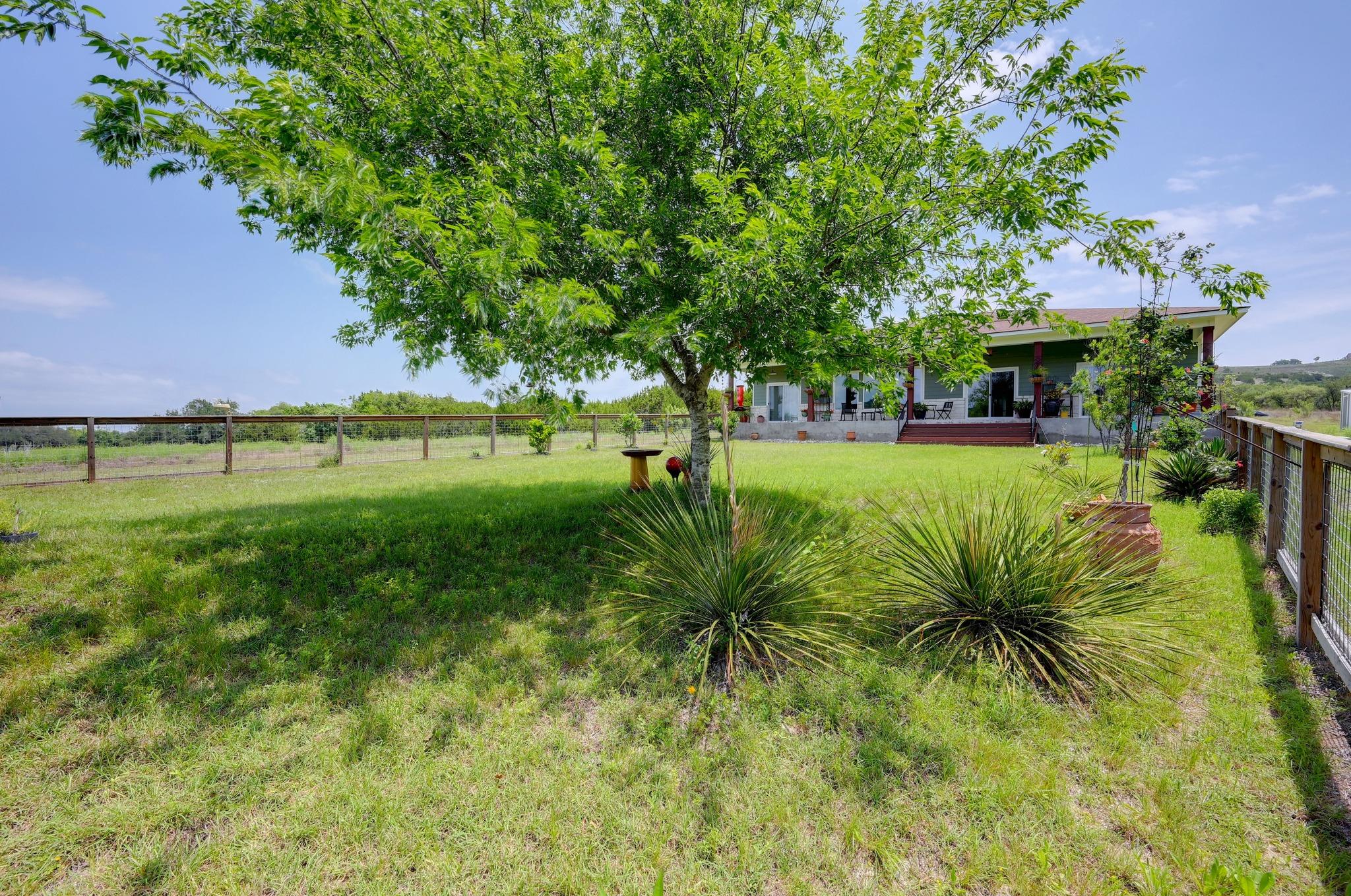 202 Falling Oak Dr, Blanco, TX 78606