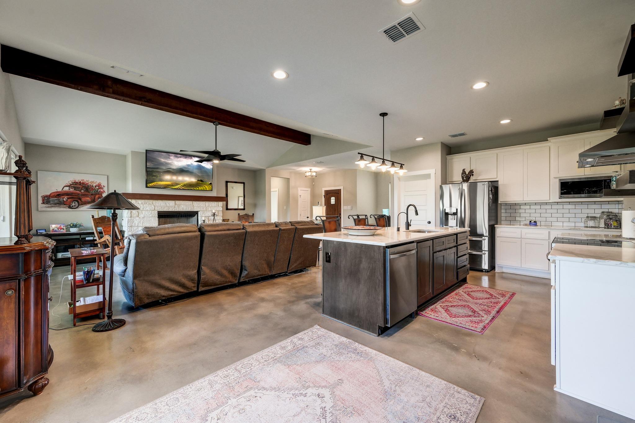 202 Falling Oak Dr, Blanco, TX 78606