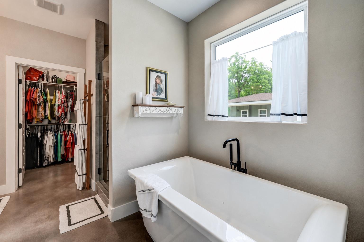 202 Falling Oak Dr, Blanco, TX 78606