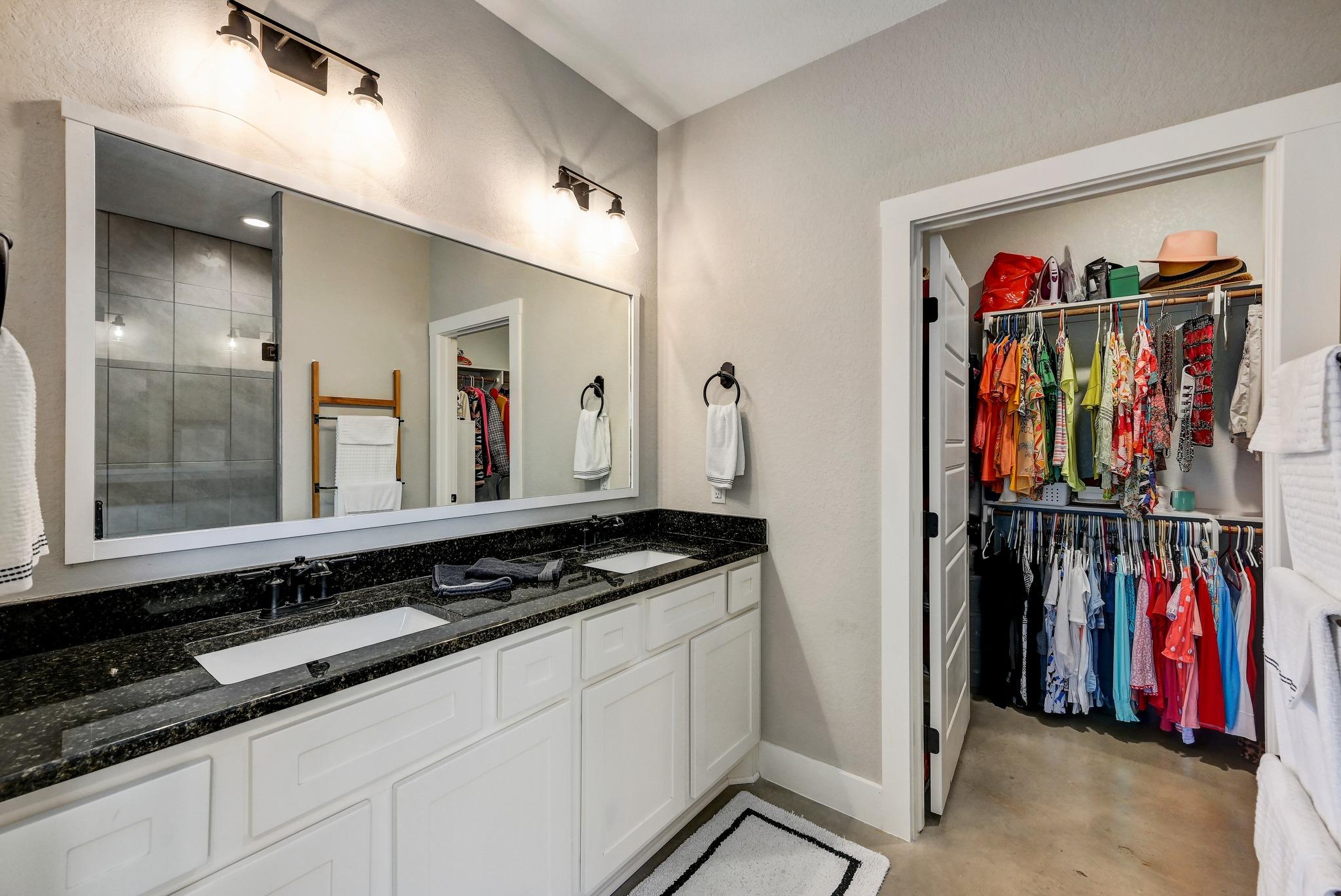 202 Falling Oak Dr, Blanco, TX 78606