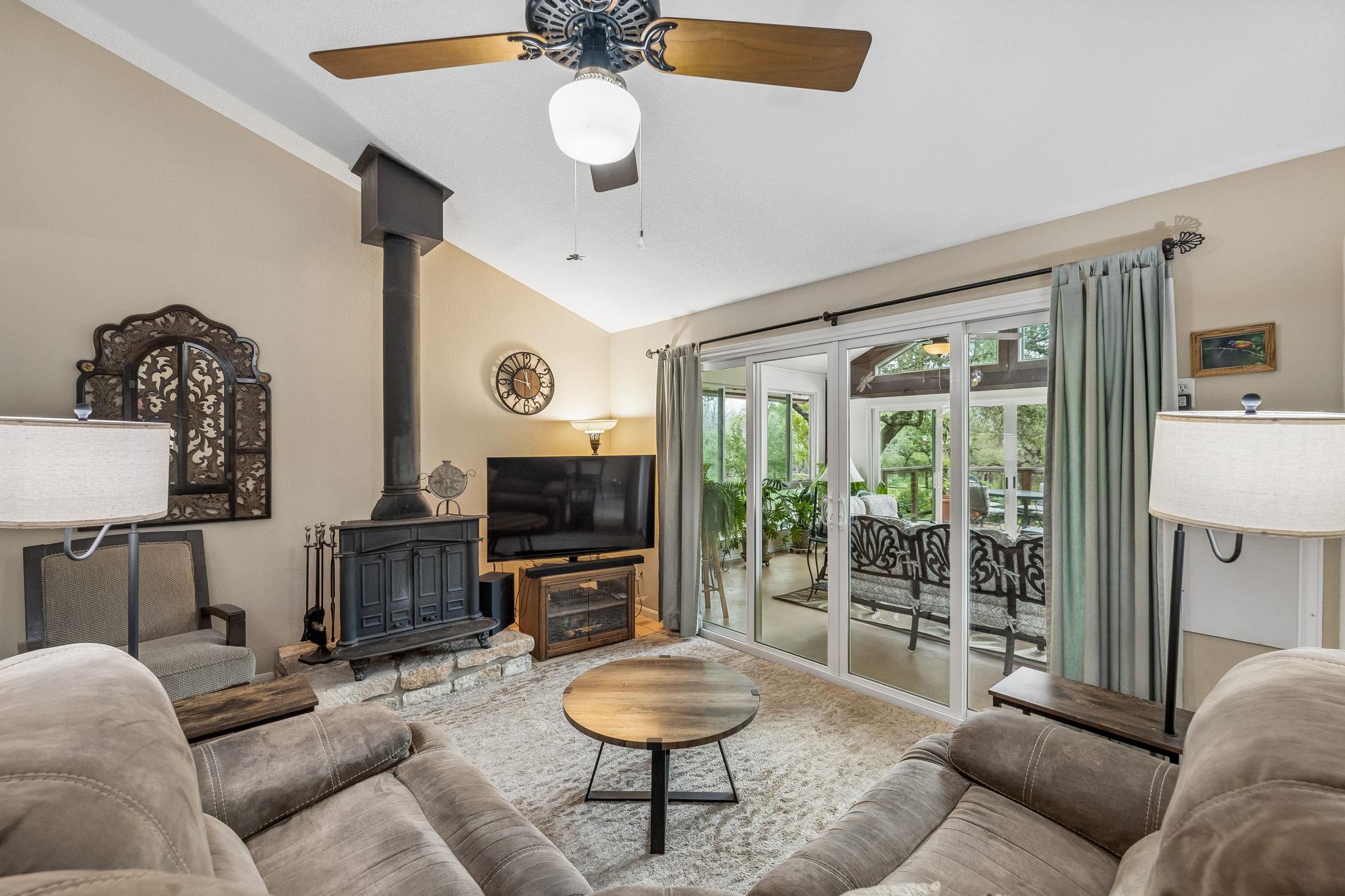 300 Bluff Rd, Spicewood, TX 78669