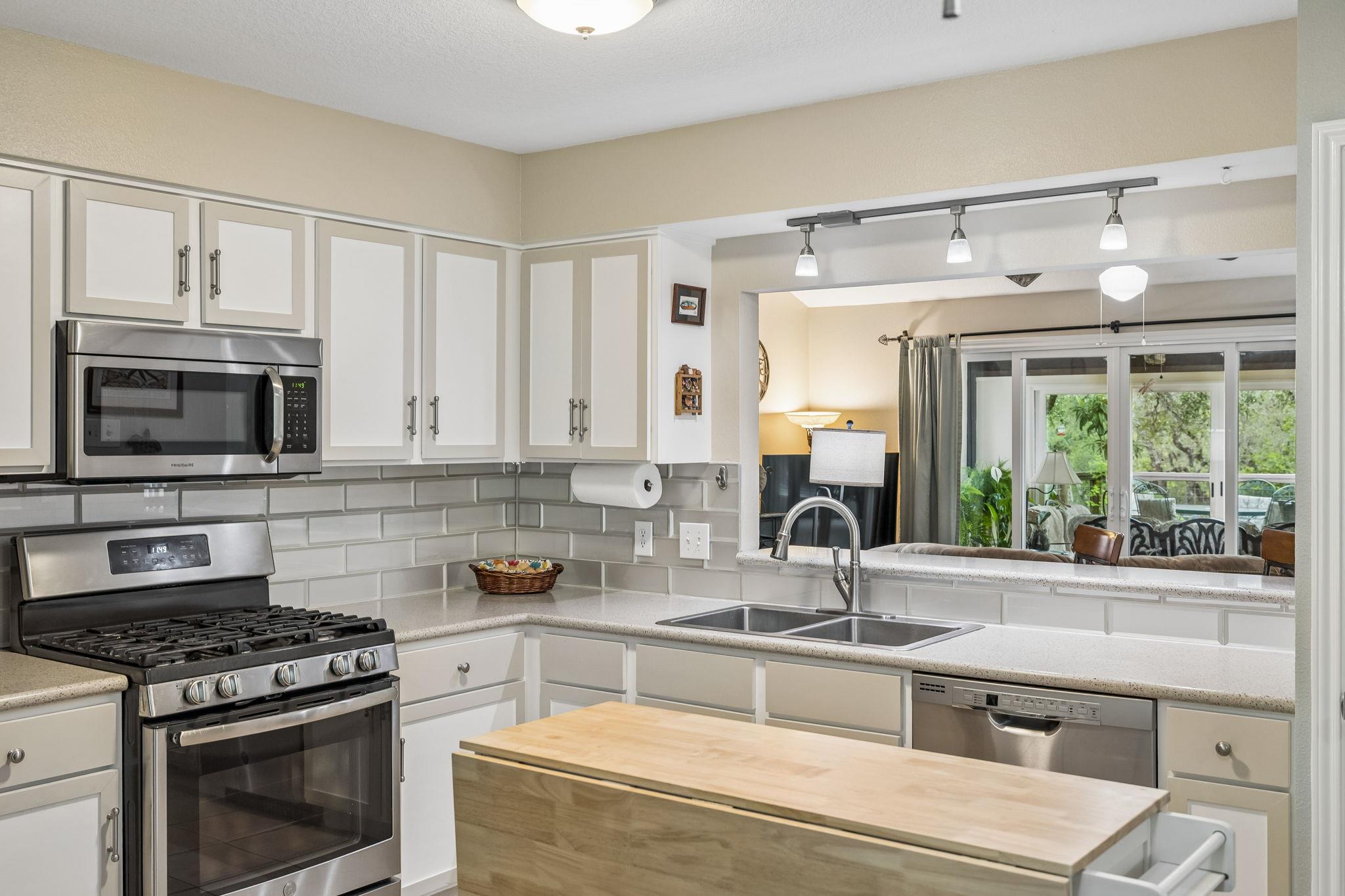 300 Bluff Rd, Spicewood, TX 78669