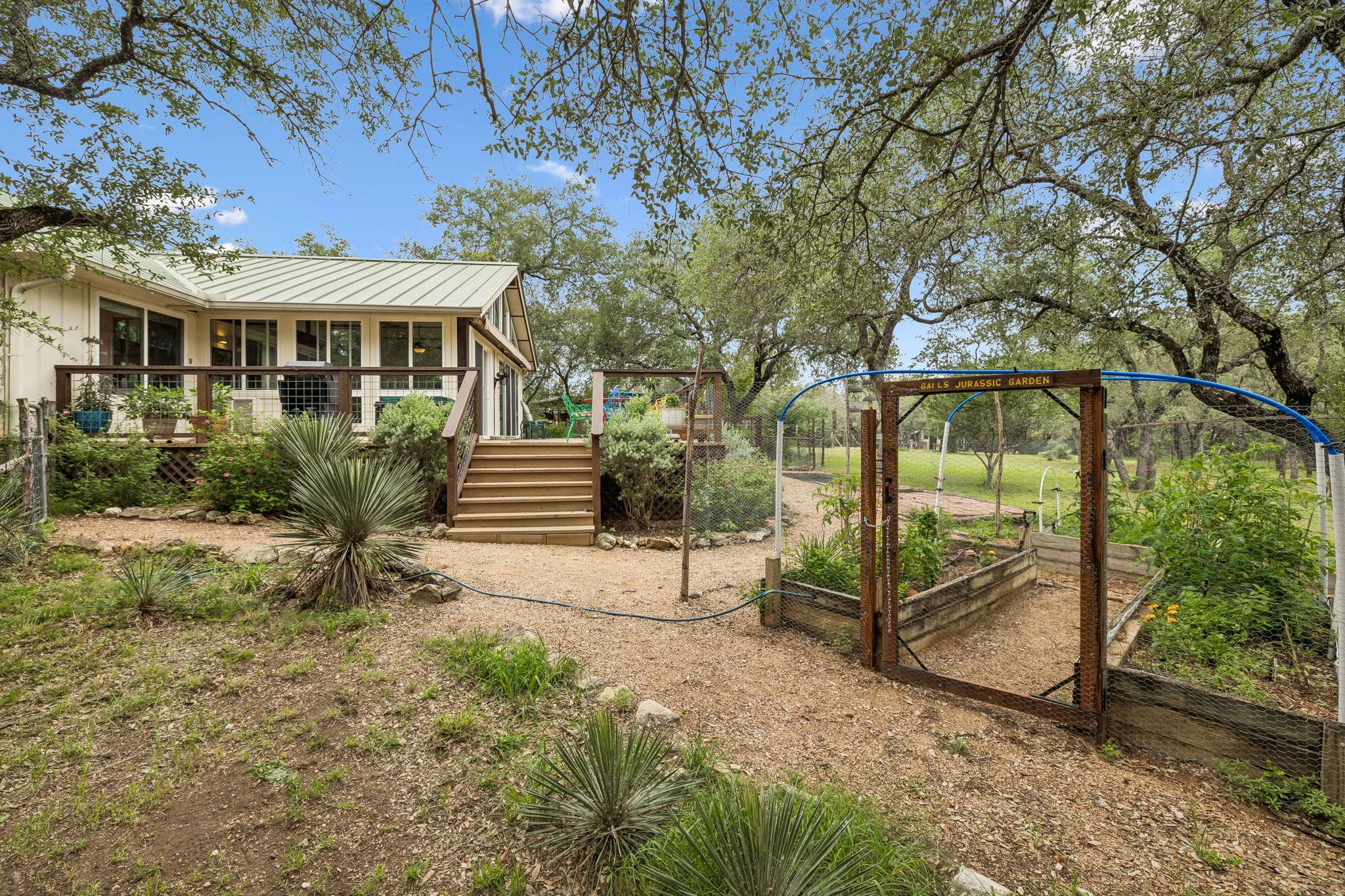 300 Bluff Rd, Spicewood, TX 78669