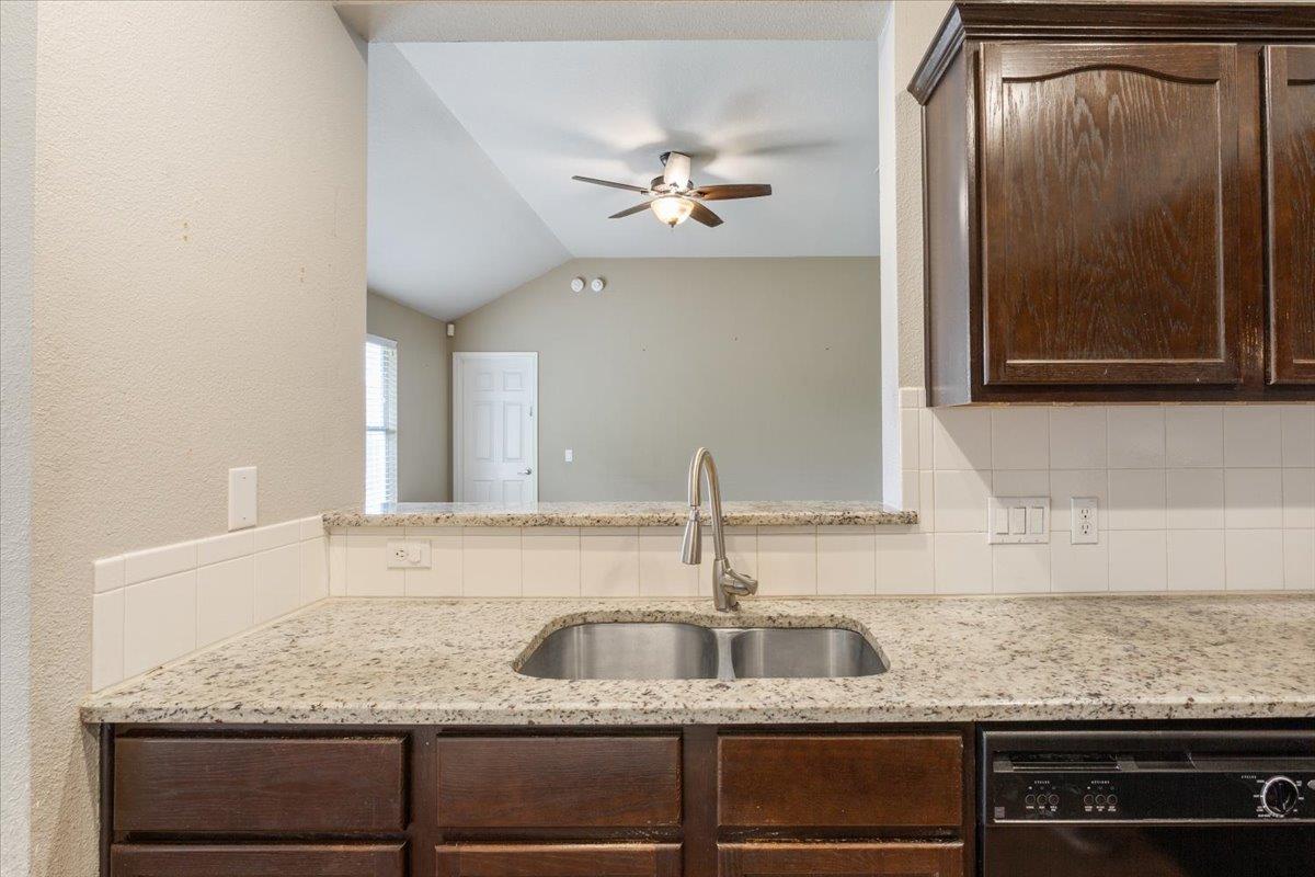 125 Bayliss St, Hutto, TX 78634