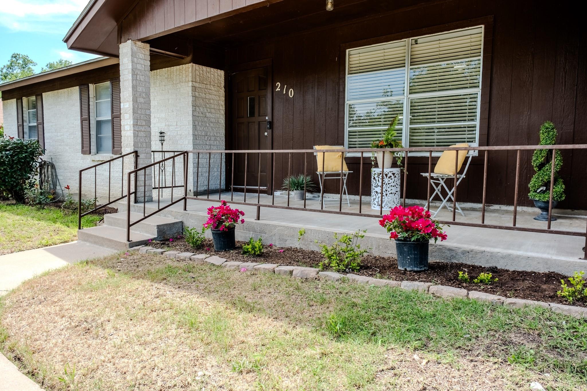 210 LOESCH Dr, Elgin, TX 78621