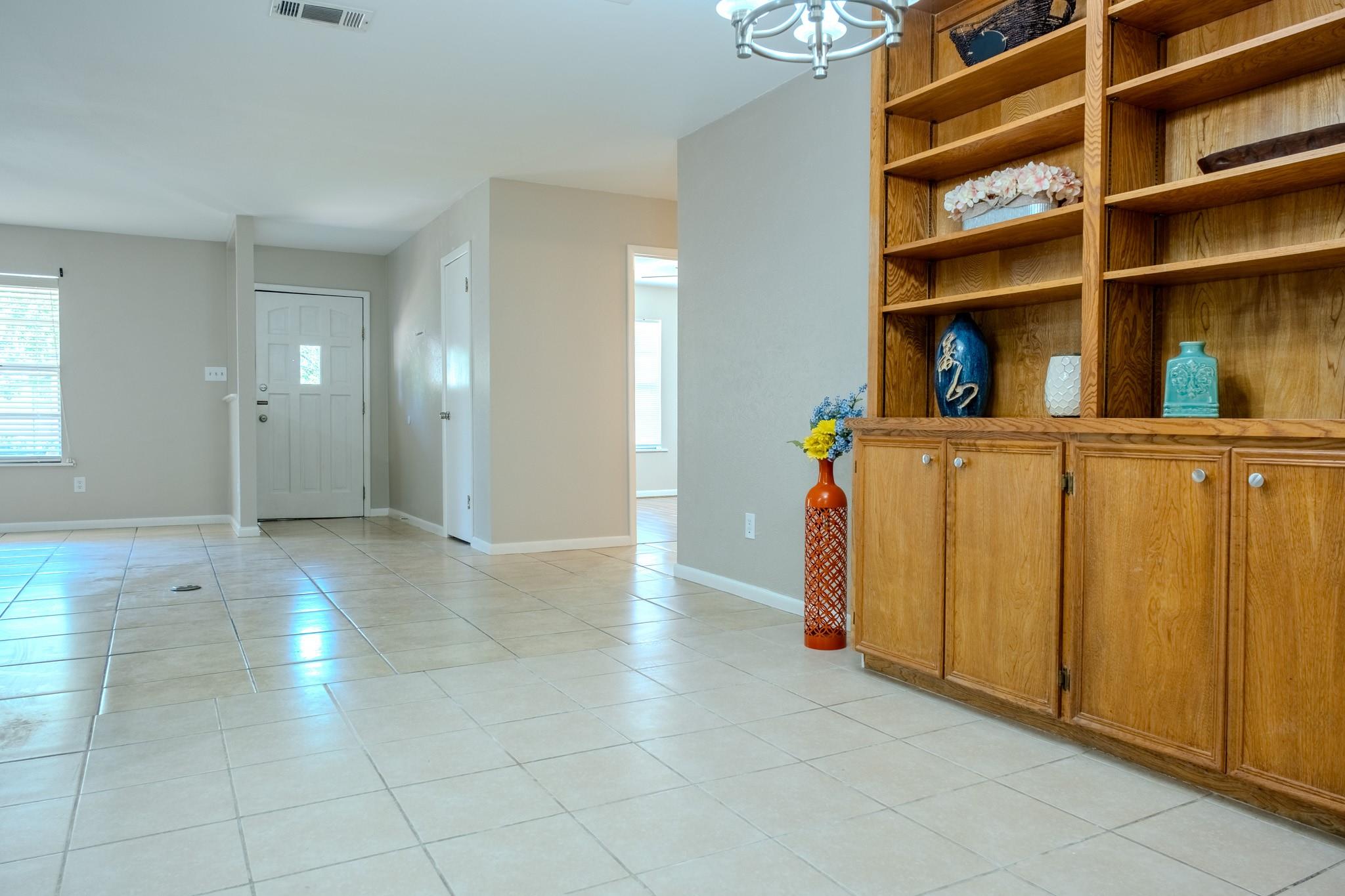 210 LOESCH Dr, Elgin, TX 78621