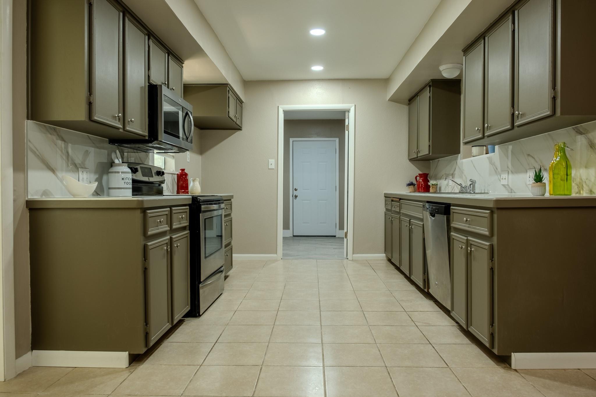 210 LOESCH Dr, Elgin, TX 78621