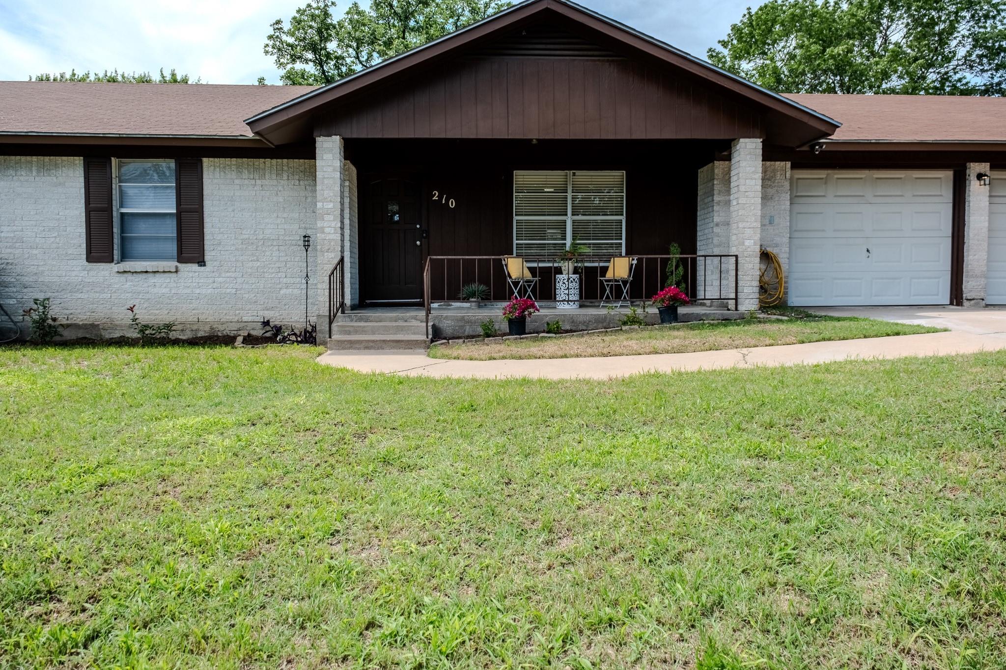 210 LOESCH Dr, Elgin, TX 78621