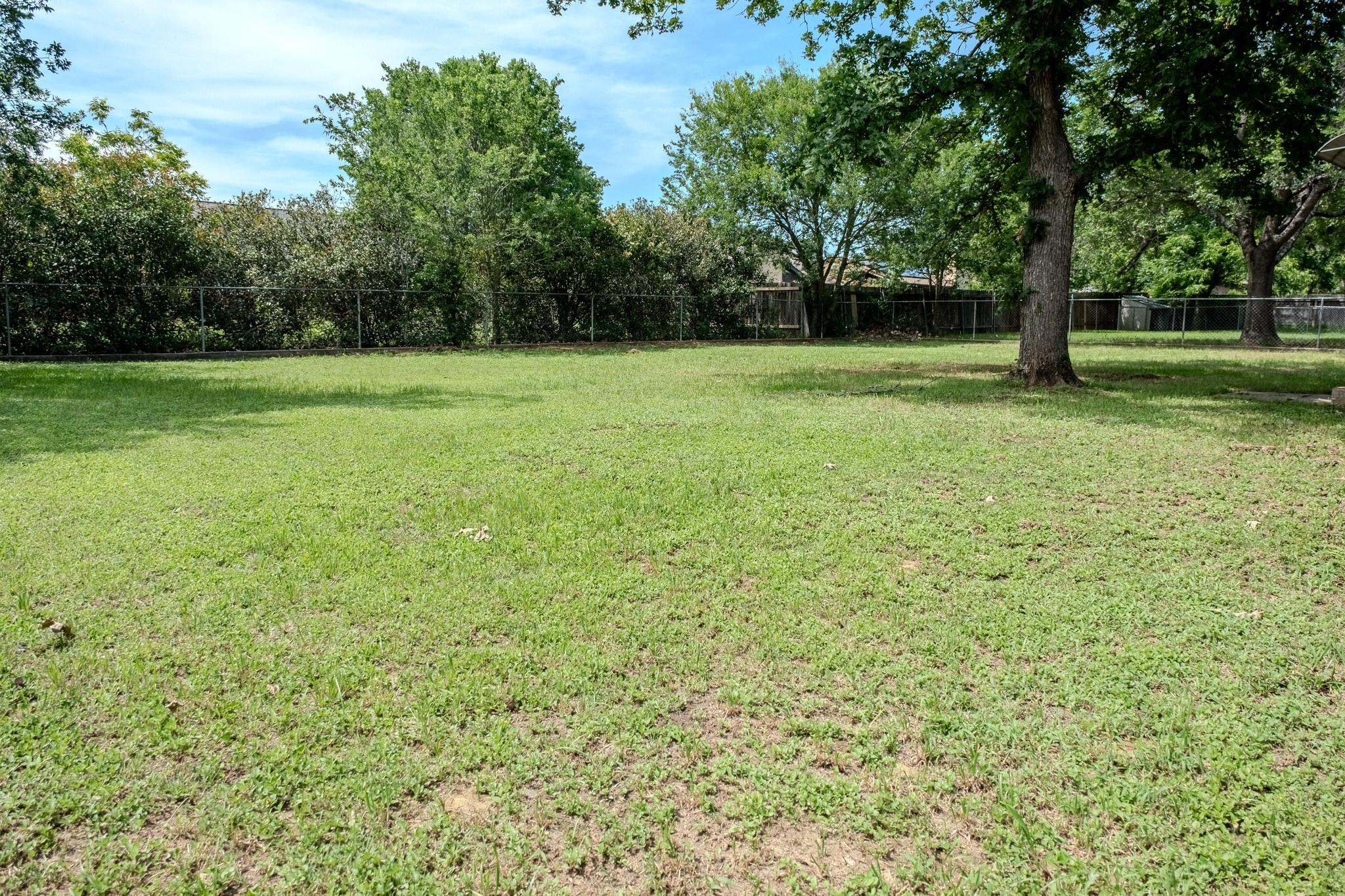 210 LOESCH Dr, Elgin, TX 78621