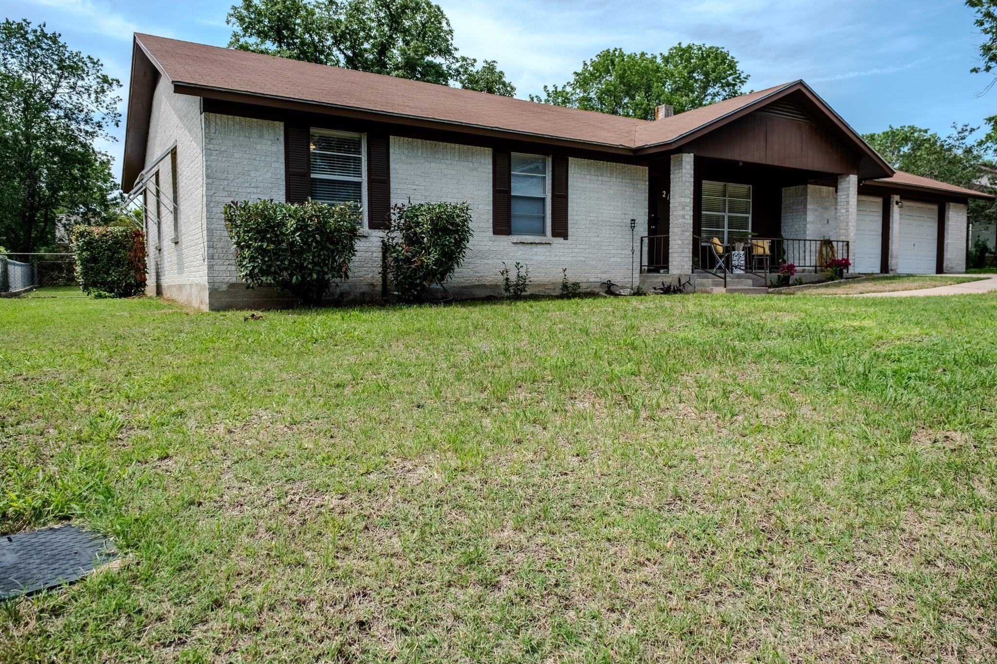 210 LOESCH Dr, Elgin, TX 78621