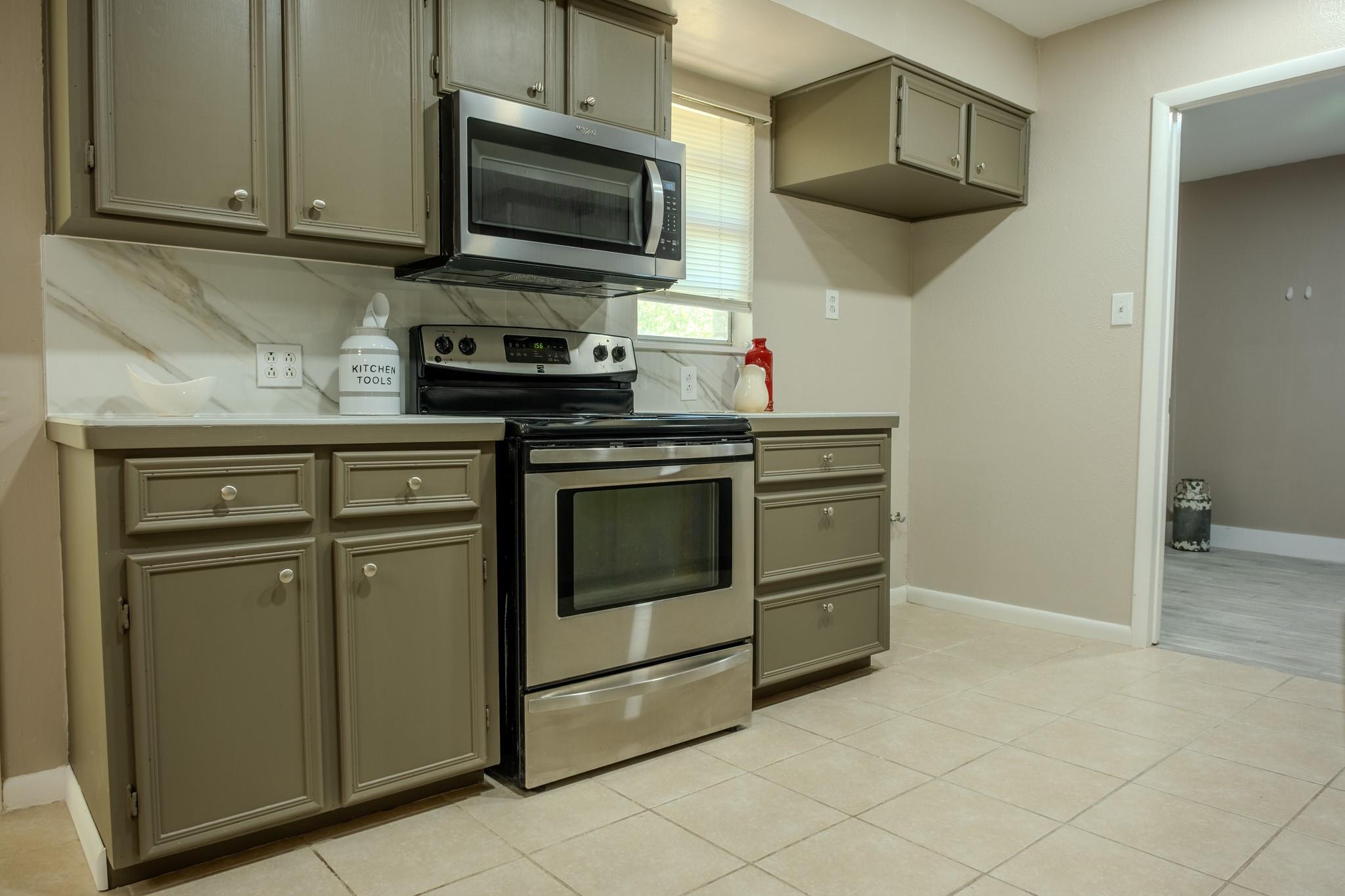 210 LOESCH Dr, Elgin, TX 78621