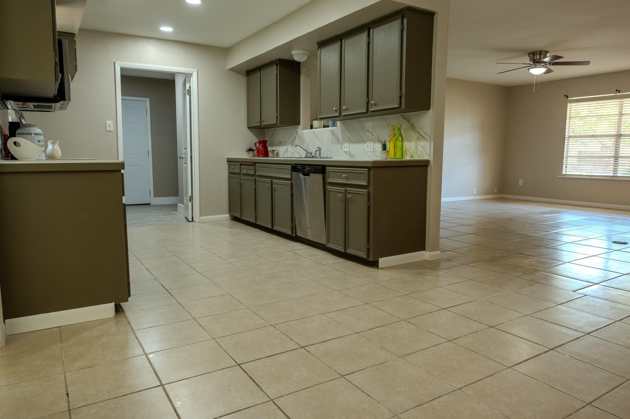 210 LOESCH Dr, Elgin, TX 78621