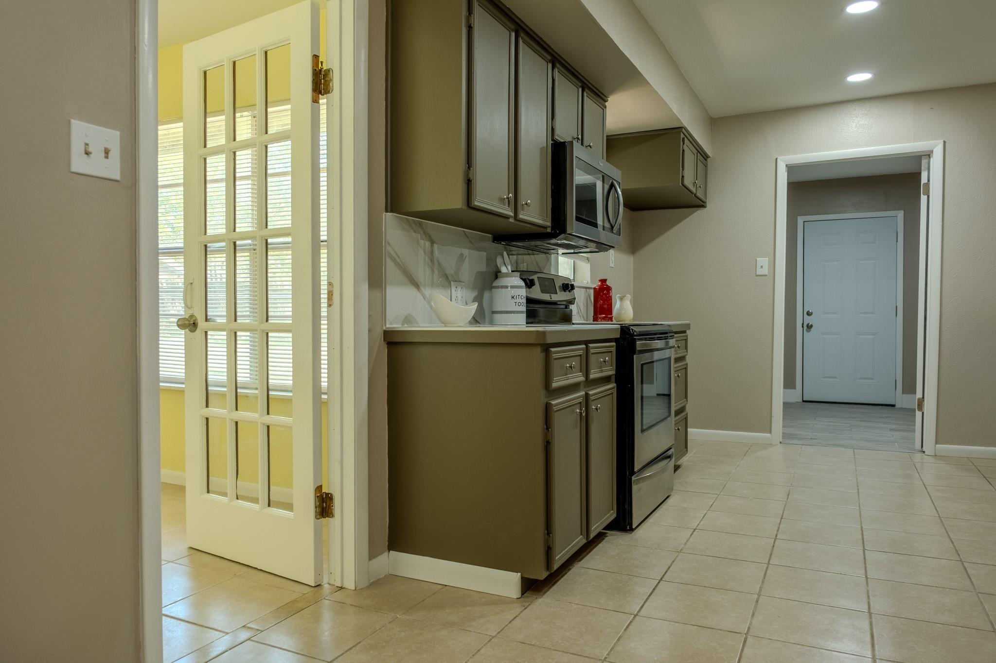 210 LOESCH Dr, Elgin, TX 78621