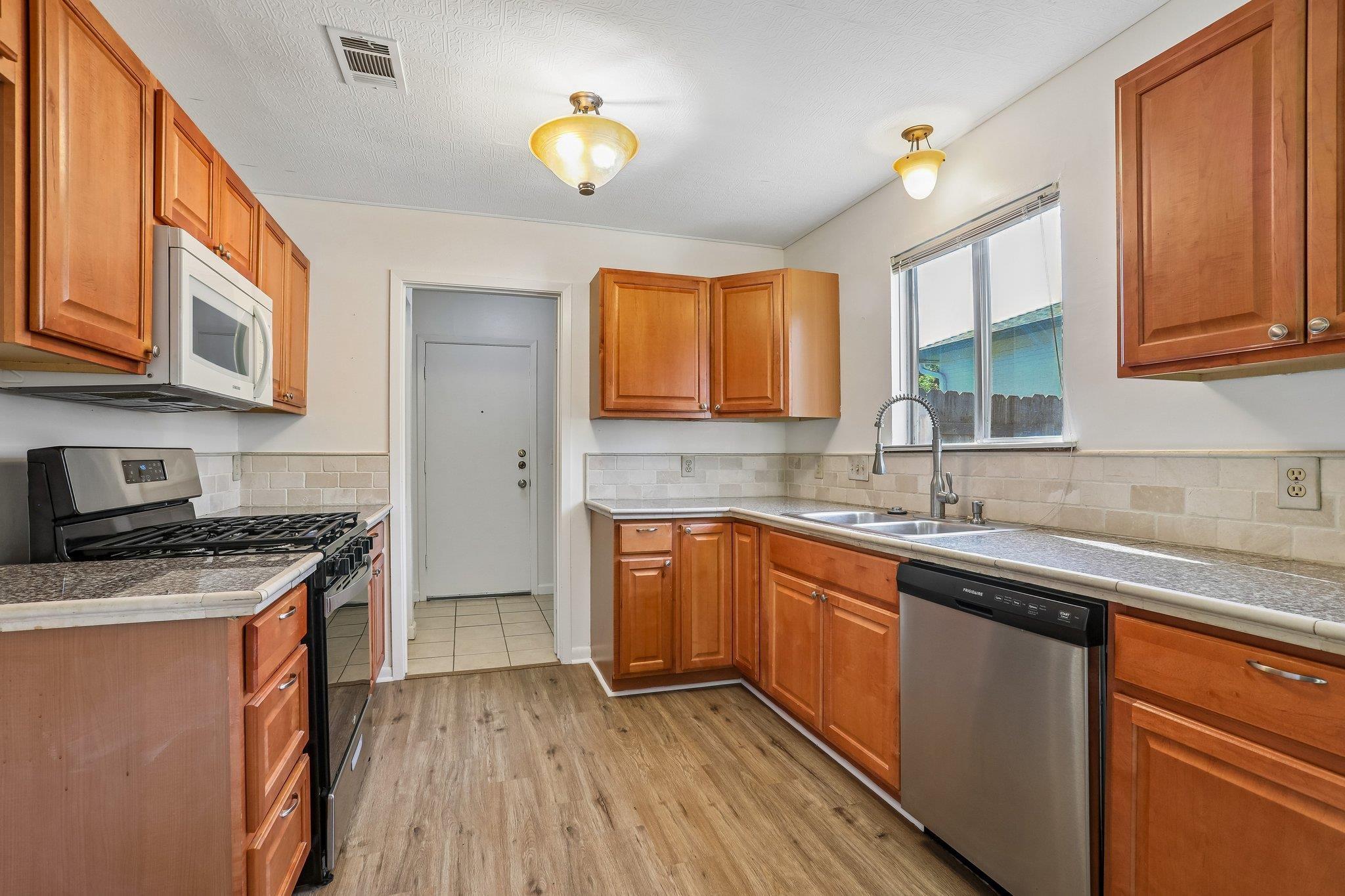 804 Spring Tree St, Round Rock, TX 78681