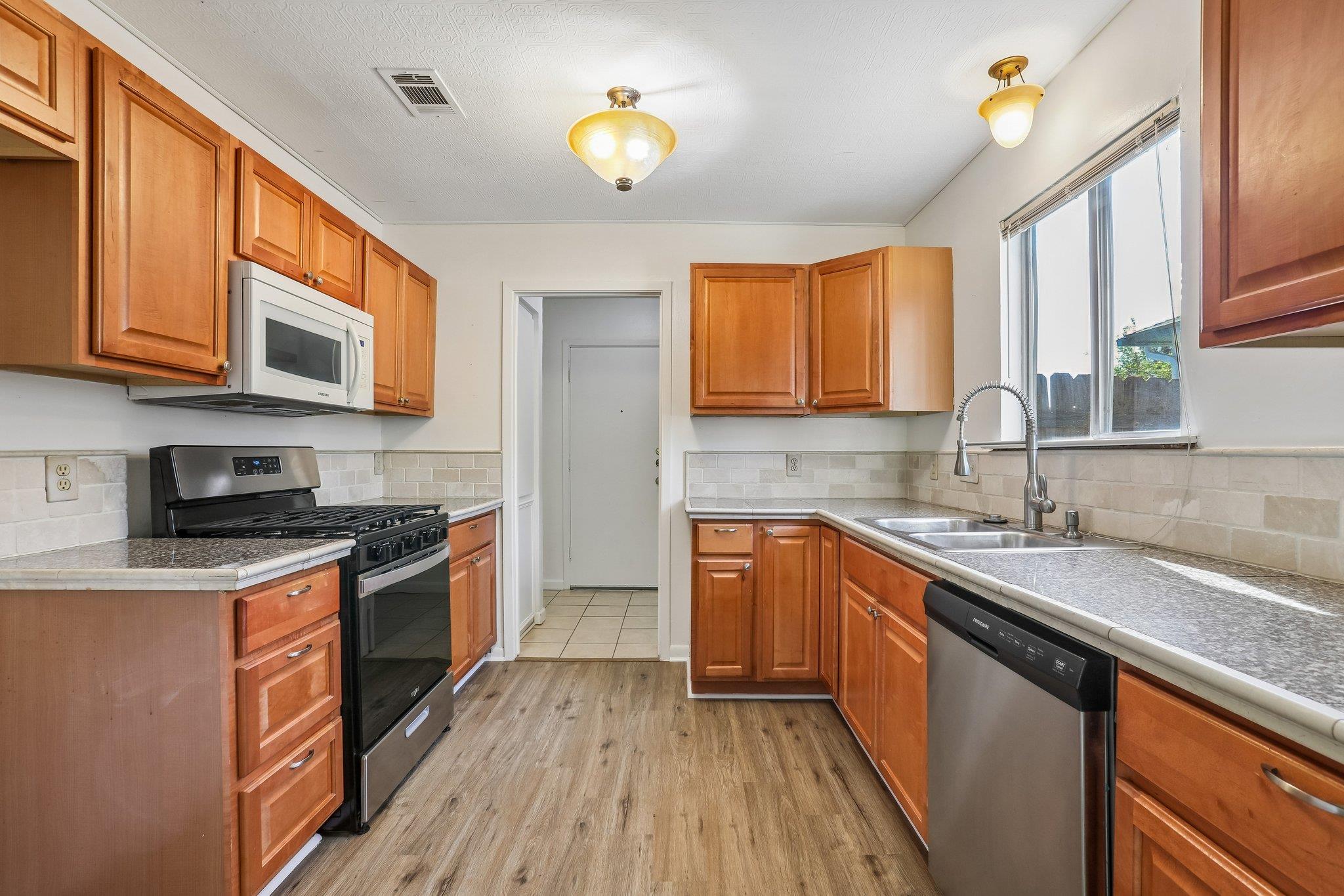 804 Spring Tree St, Round Rock, TX 78681
