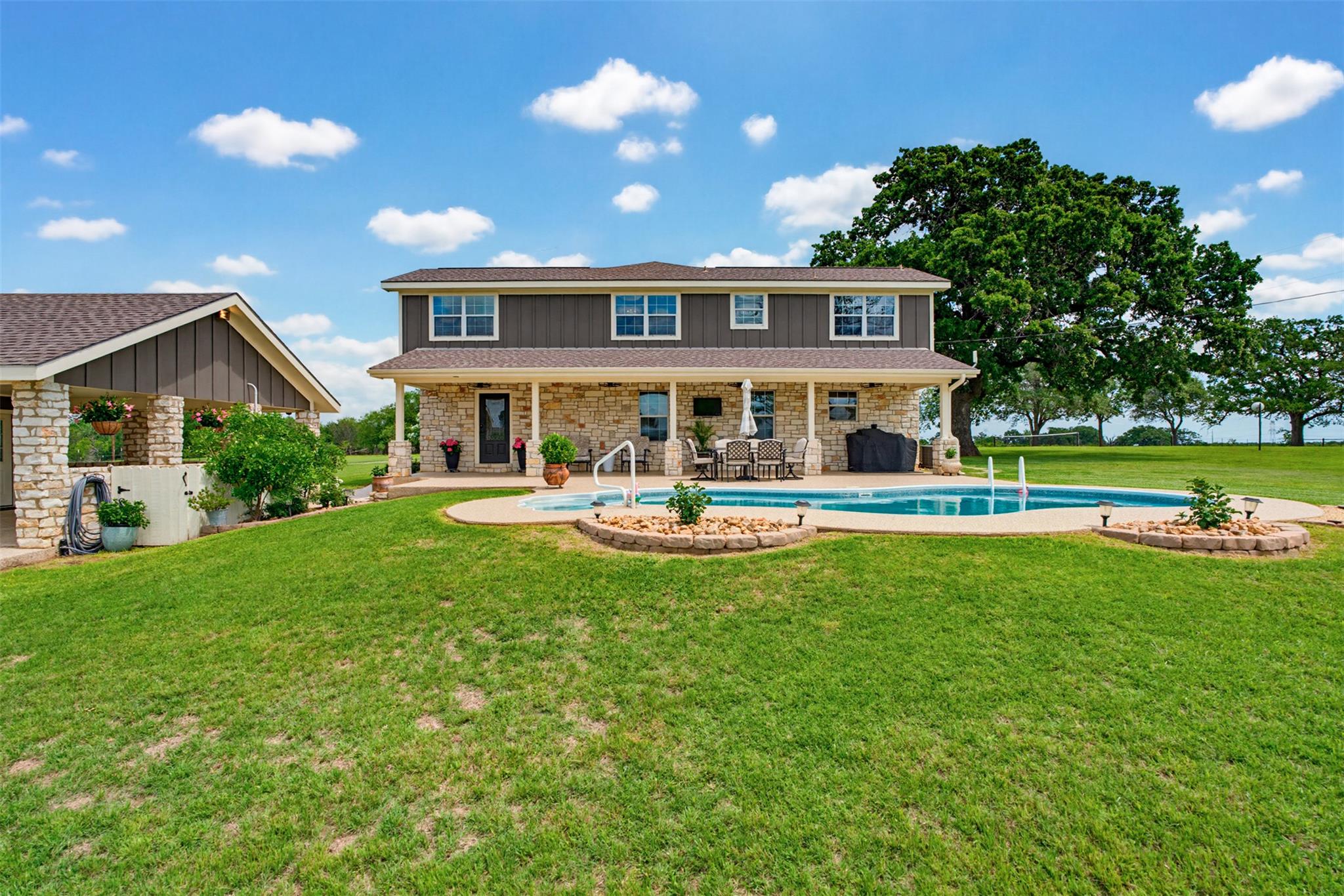 489 Boyd Ln, Rockdale, TX 76567