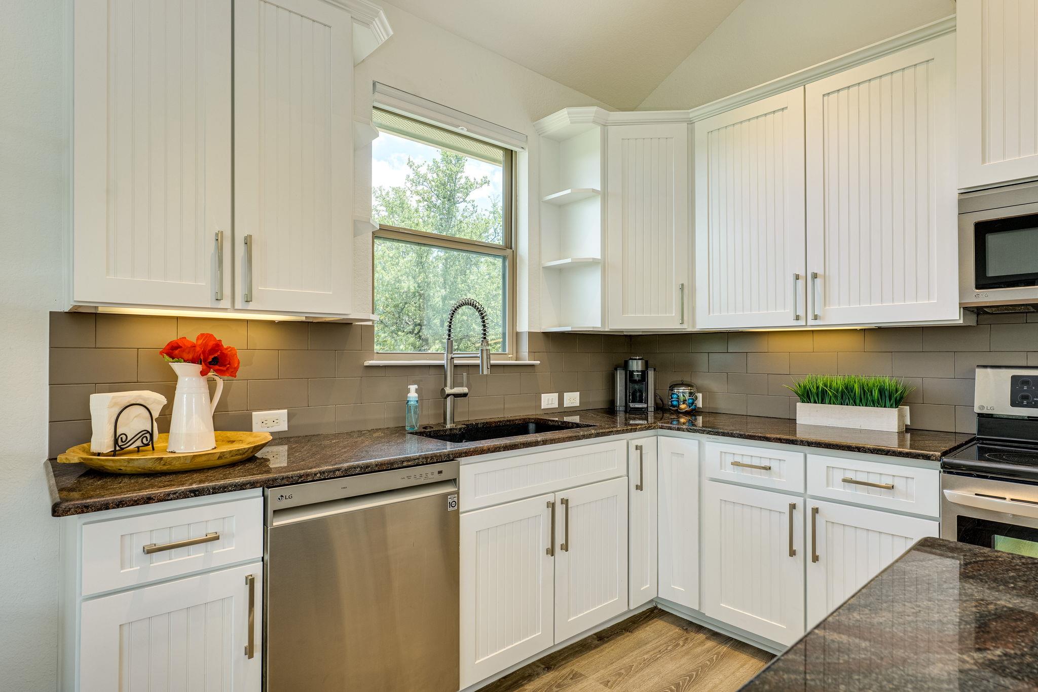 433 Venture Blvd S, Point Venture, TX 78645