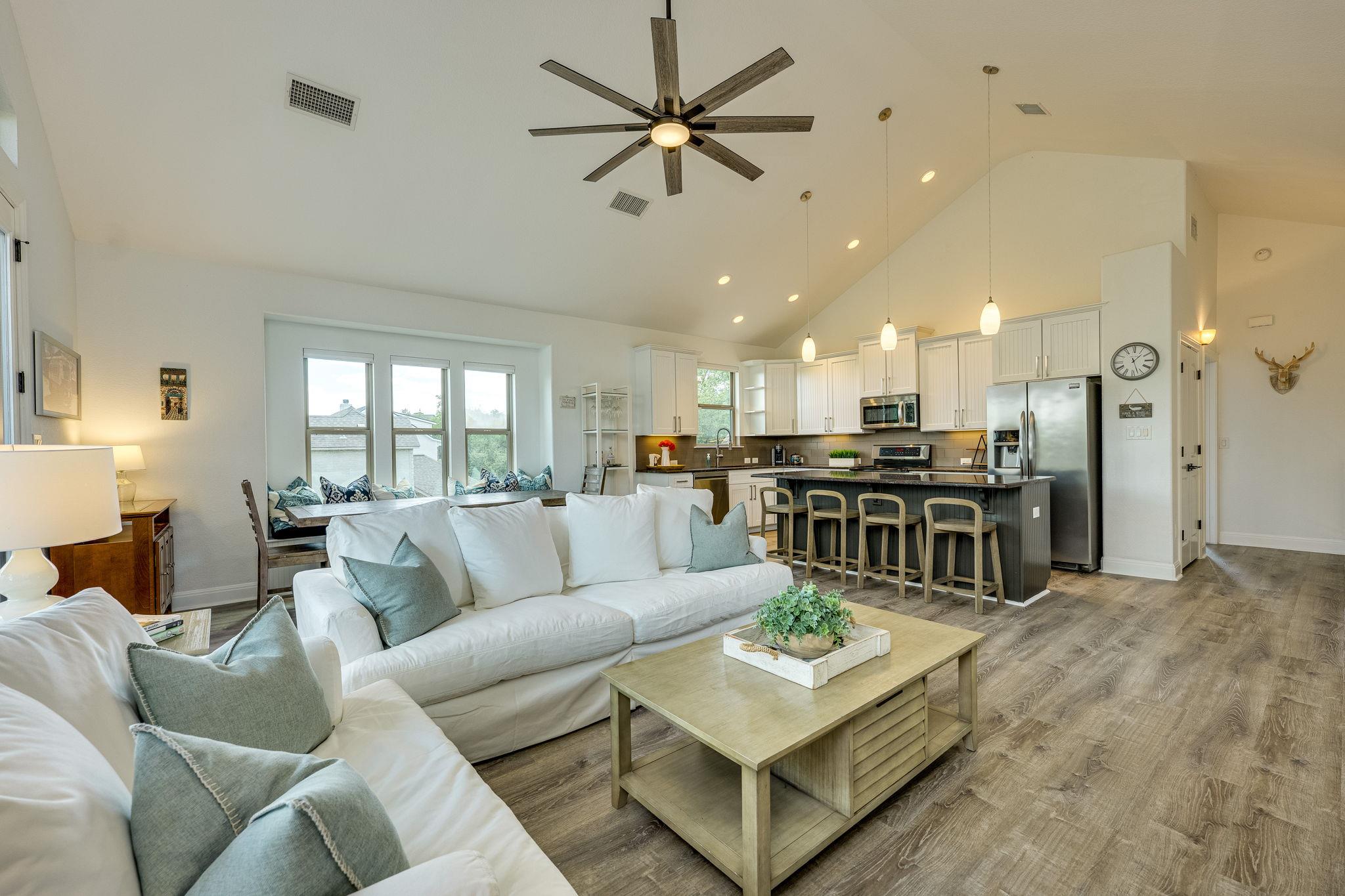 433 Venture Blvd S, Point Venture, TX 78645