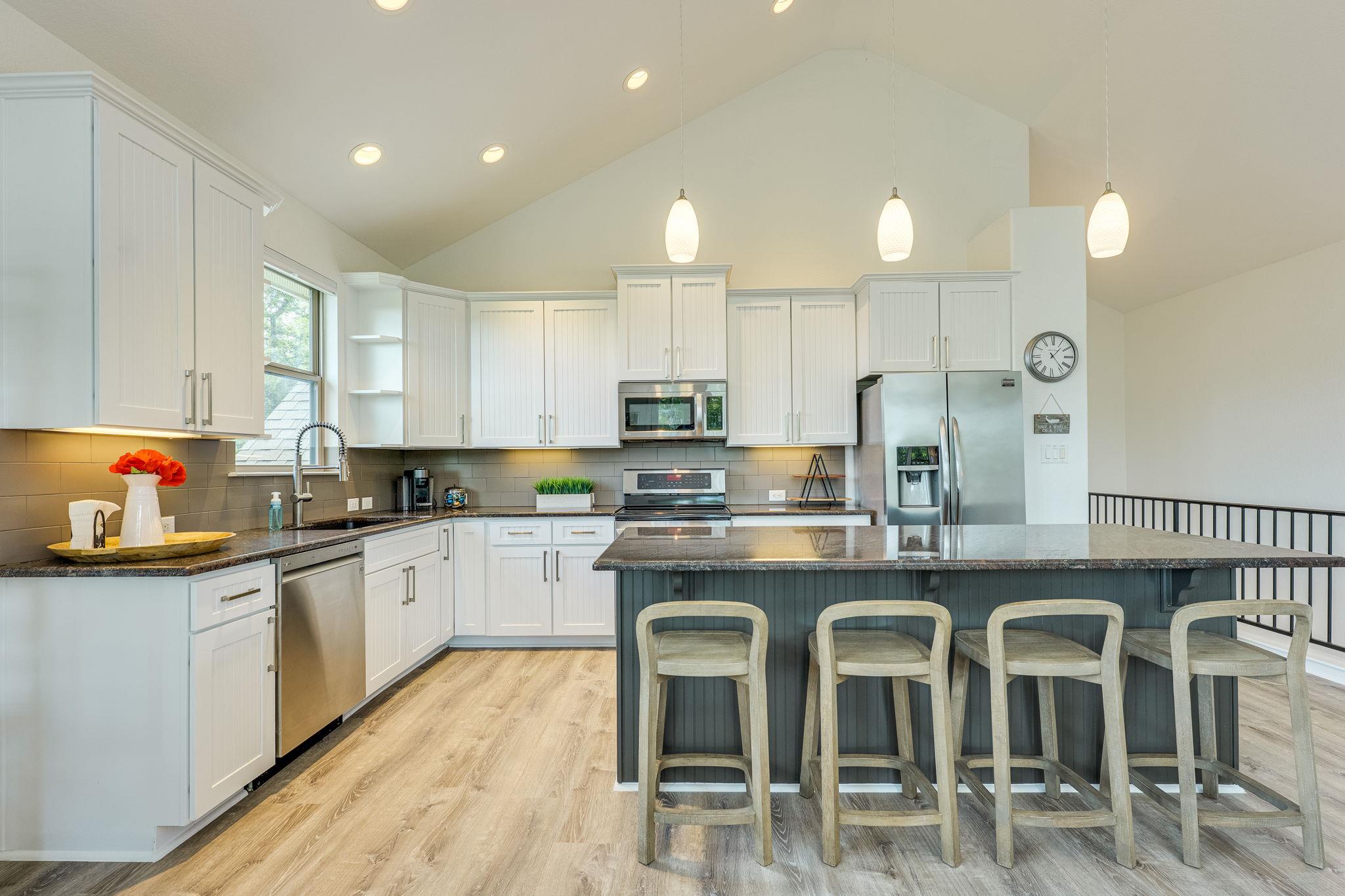 433 Venture Blvd S, Point Venture, TX 78645