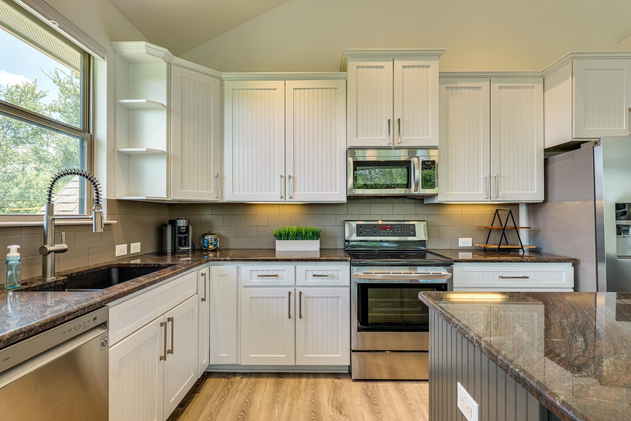 433 Venture Blvd S, Point Venture, TX 78645