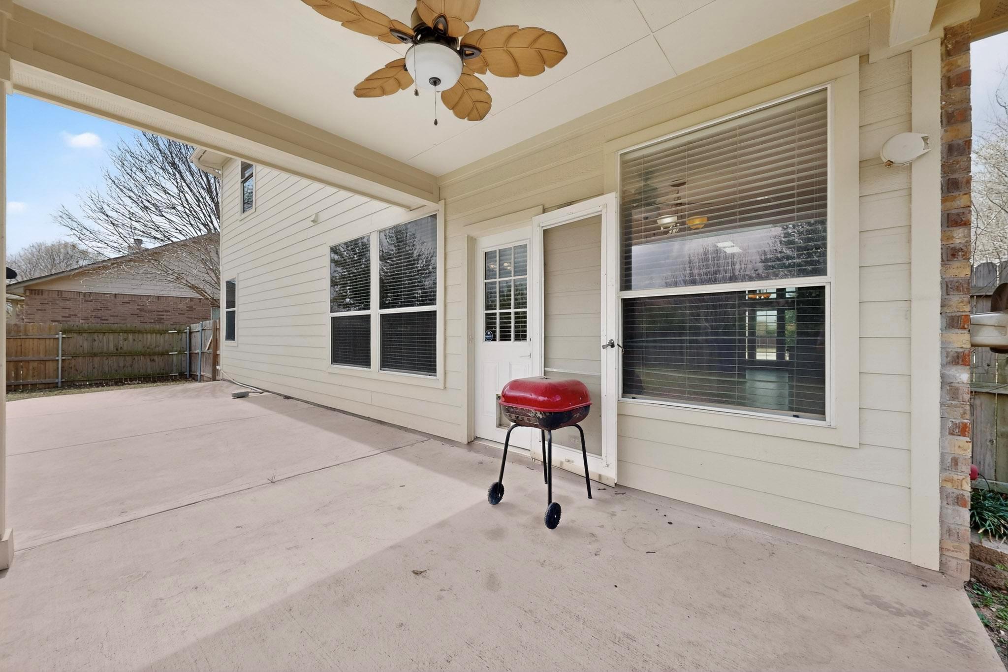 322 Lone Star Blvd, Hutto, TX 78634