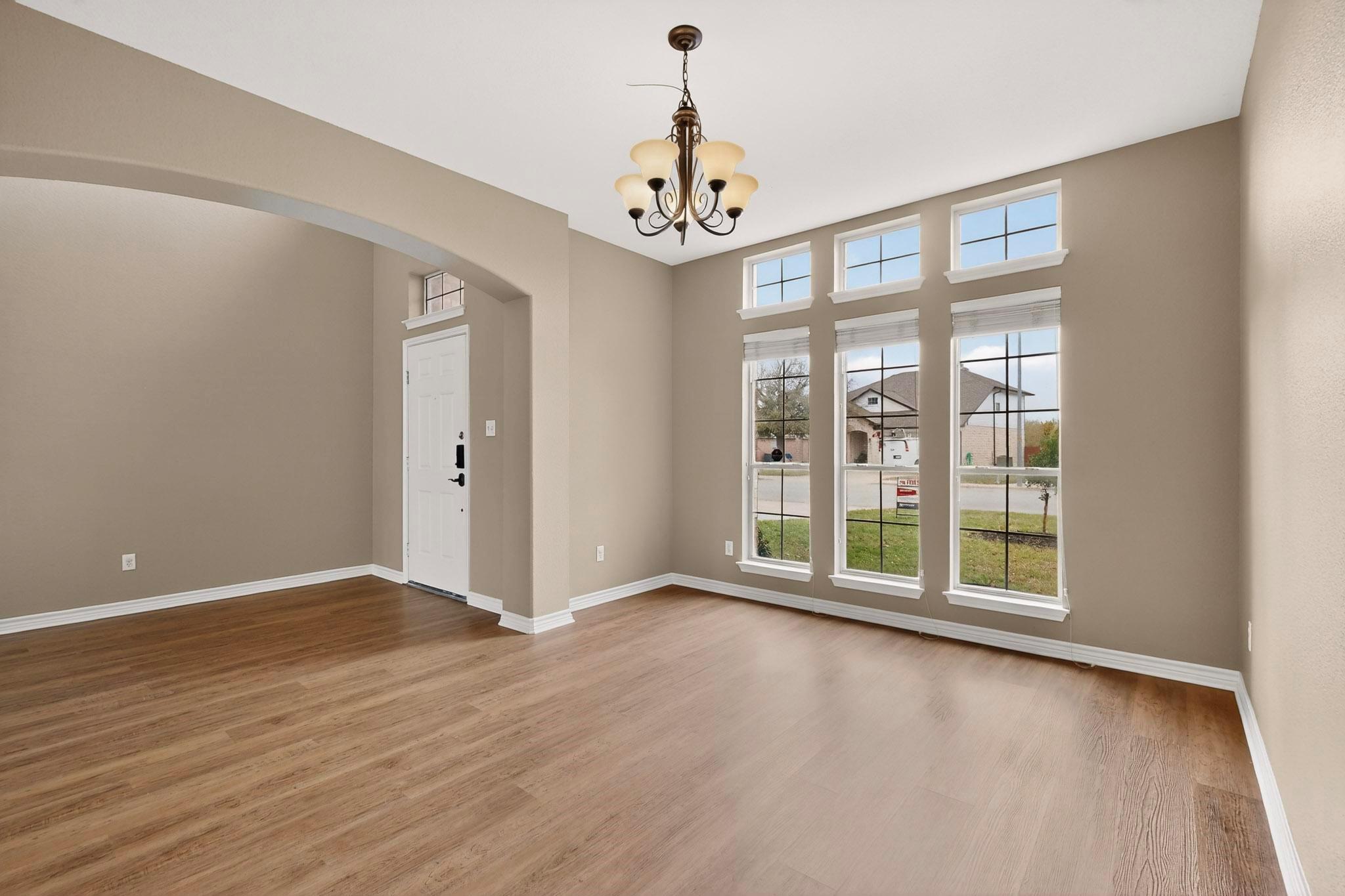 322 Lone Star Blvd, Hutto, TX 78634