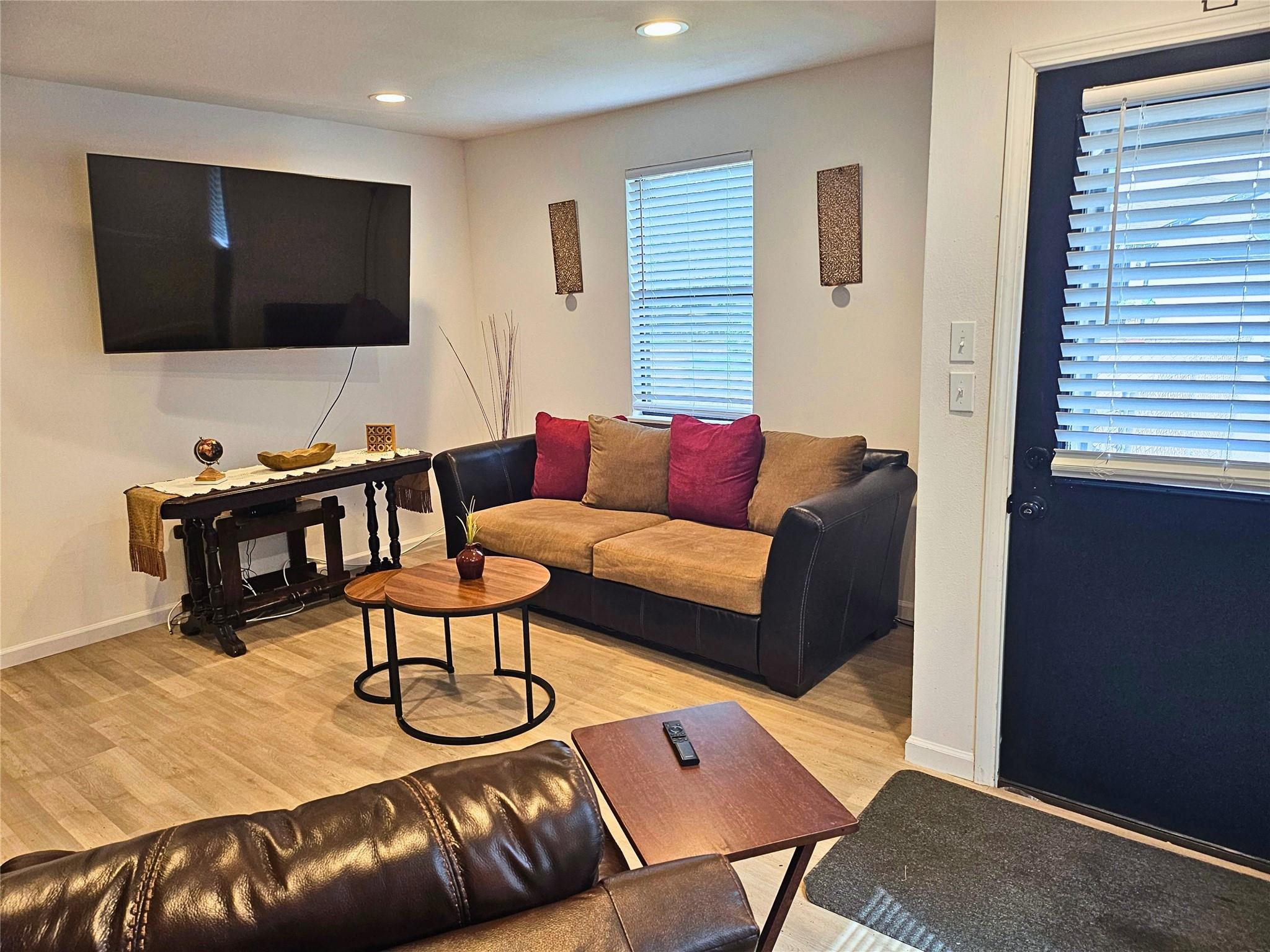 906 E Live Oak St, Lockhart, TX 78644