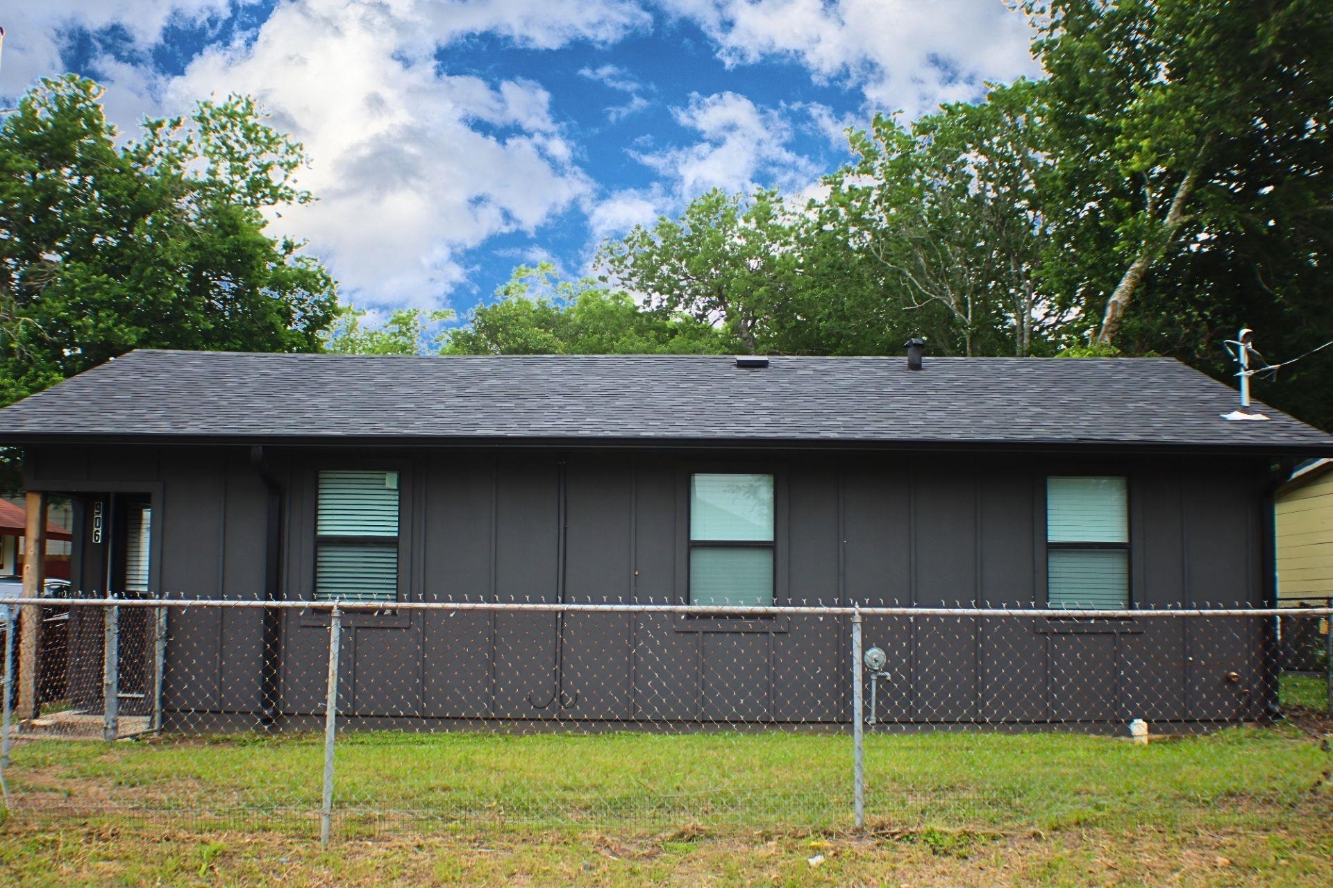 906 E Live Oak St, Lockhart, TX 78644