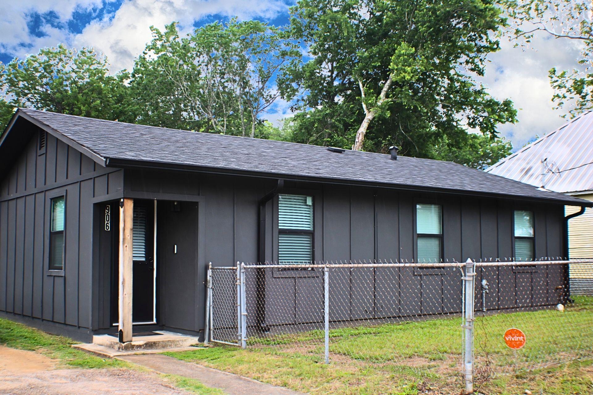 906 E Live Oak St, Lockhart, TX 78644