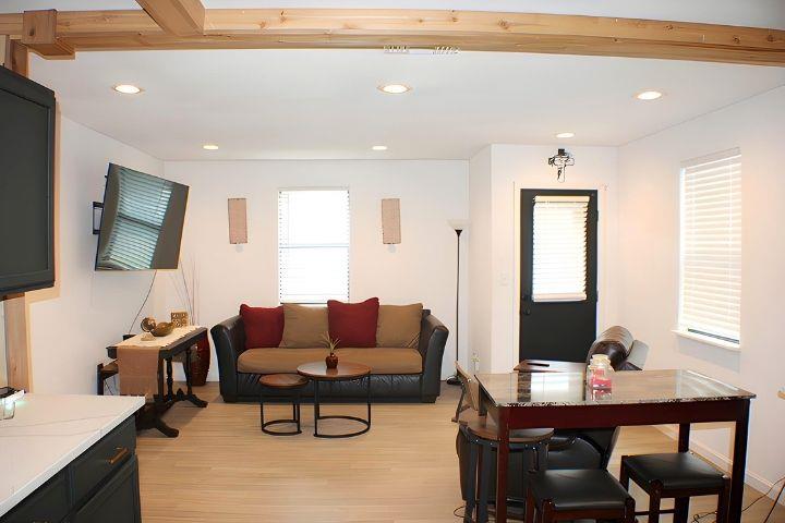 906 E Live Oak St, Lockhart, TX 78644