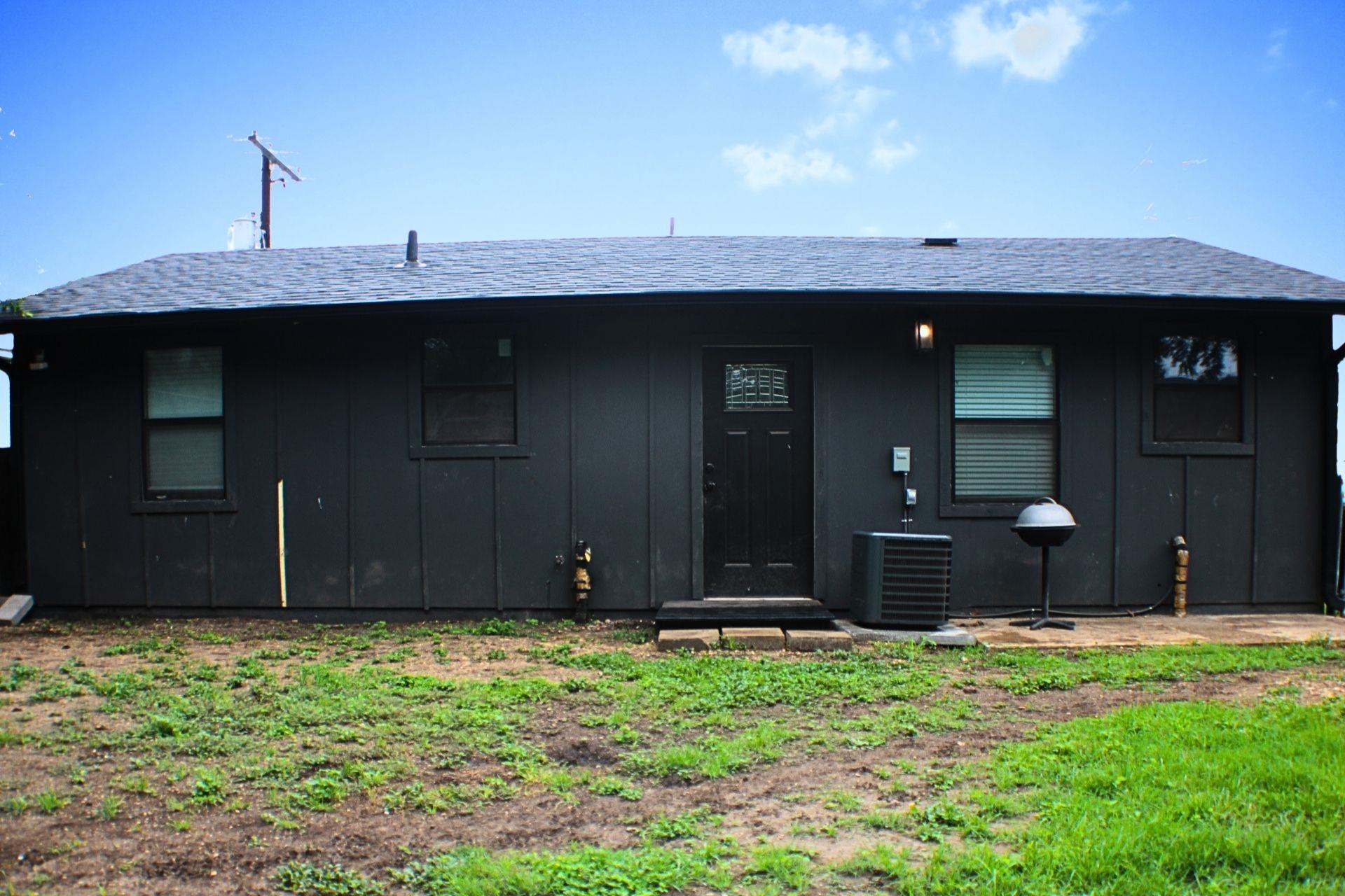 906 E Live Oak St, Lockhart, TX 78644