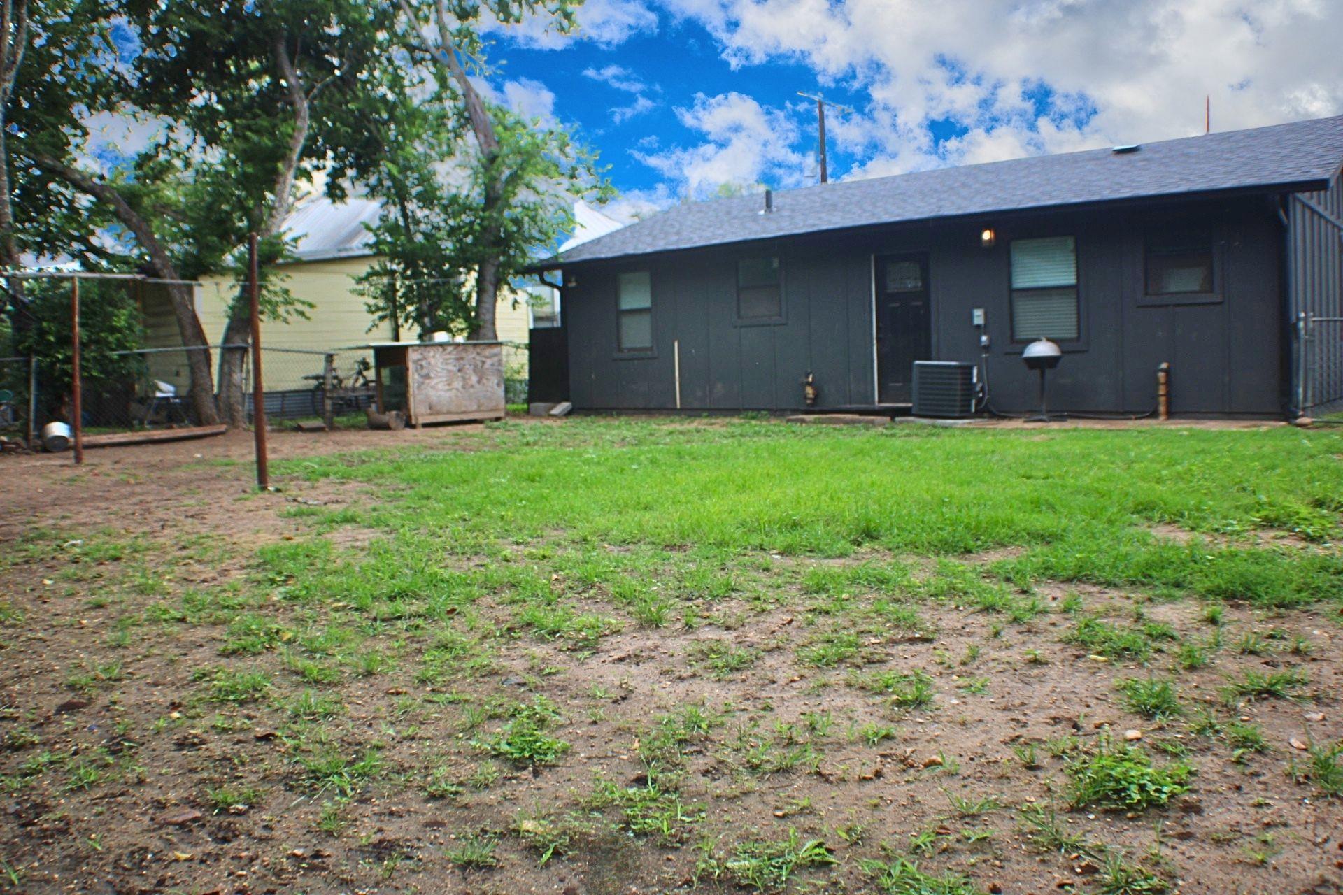 906 E Live Oak St, Lockhart, TX 78644