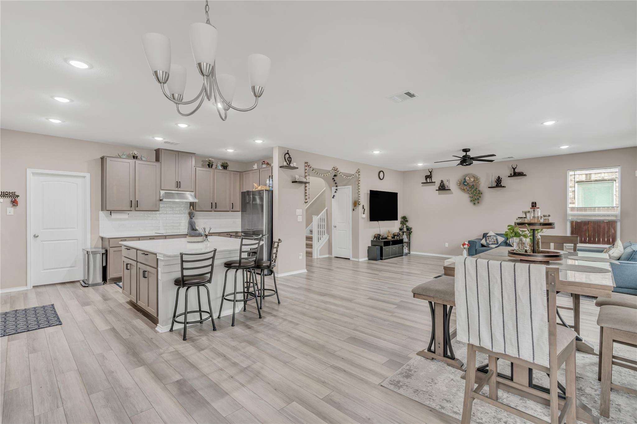 520 Ayinger Ln, Austin, TX 78728