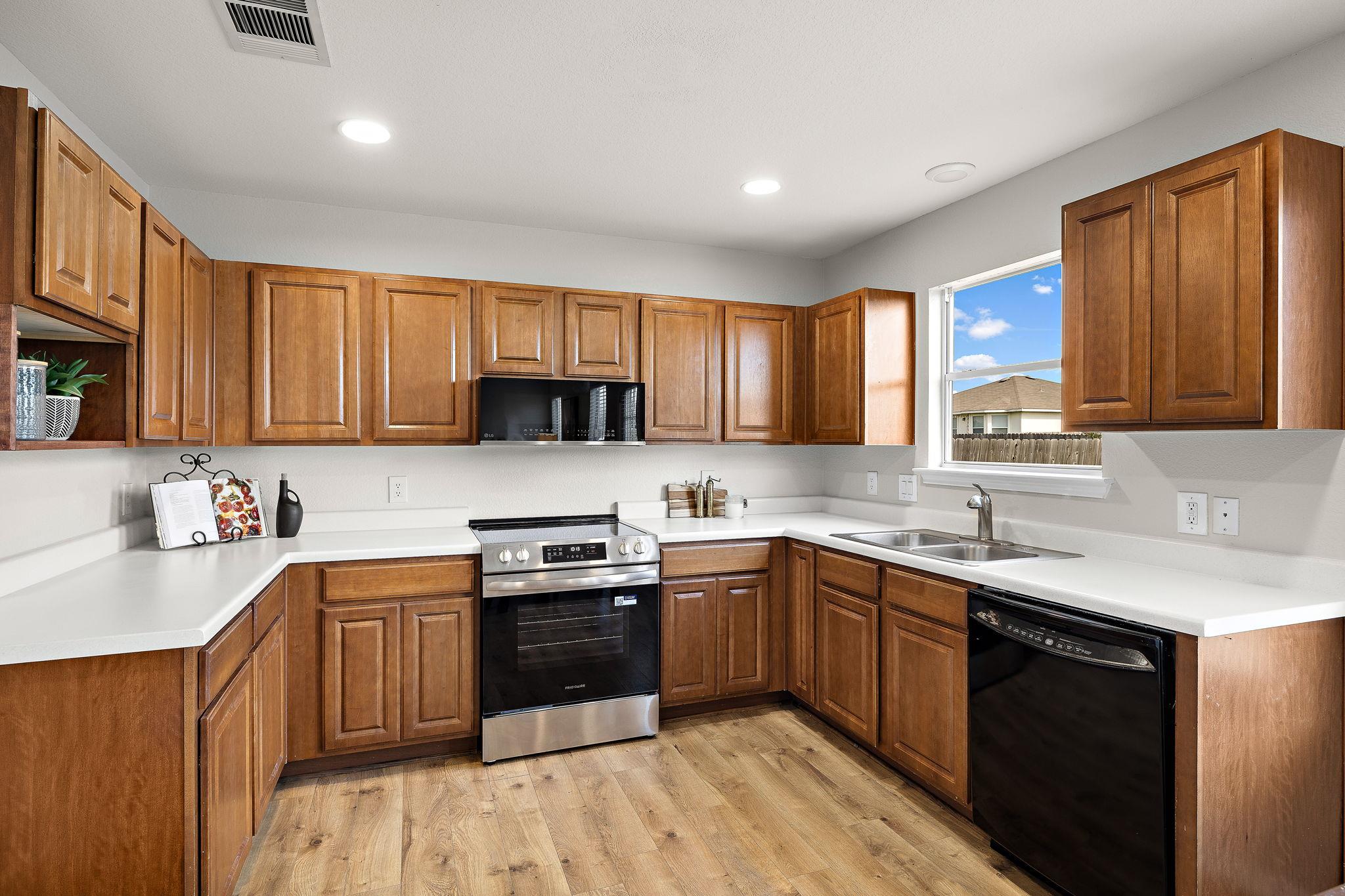 214 Brown St, Hutto, TX 78634