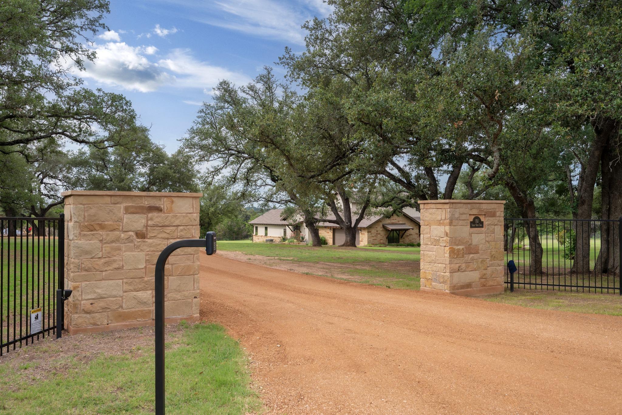 101 Shady Oaks Trl, Liberty Hill, TX 78642