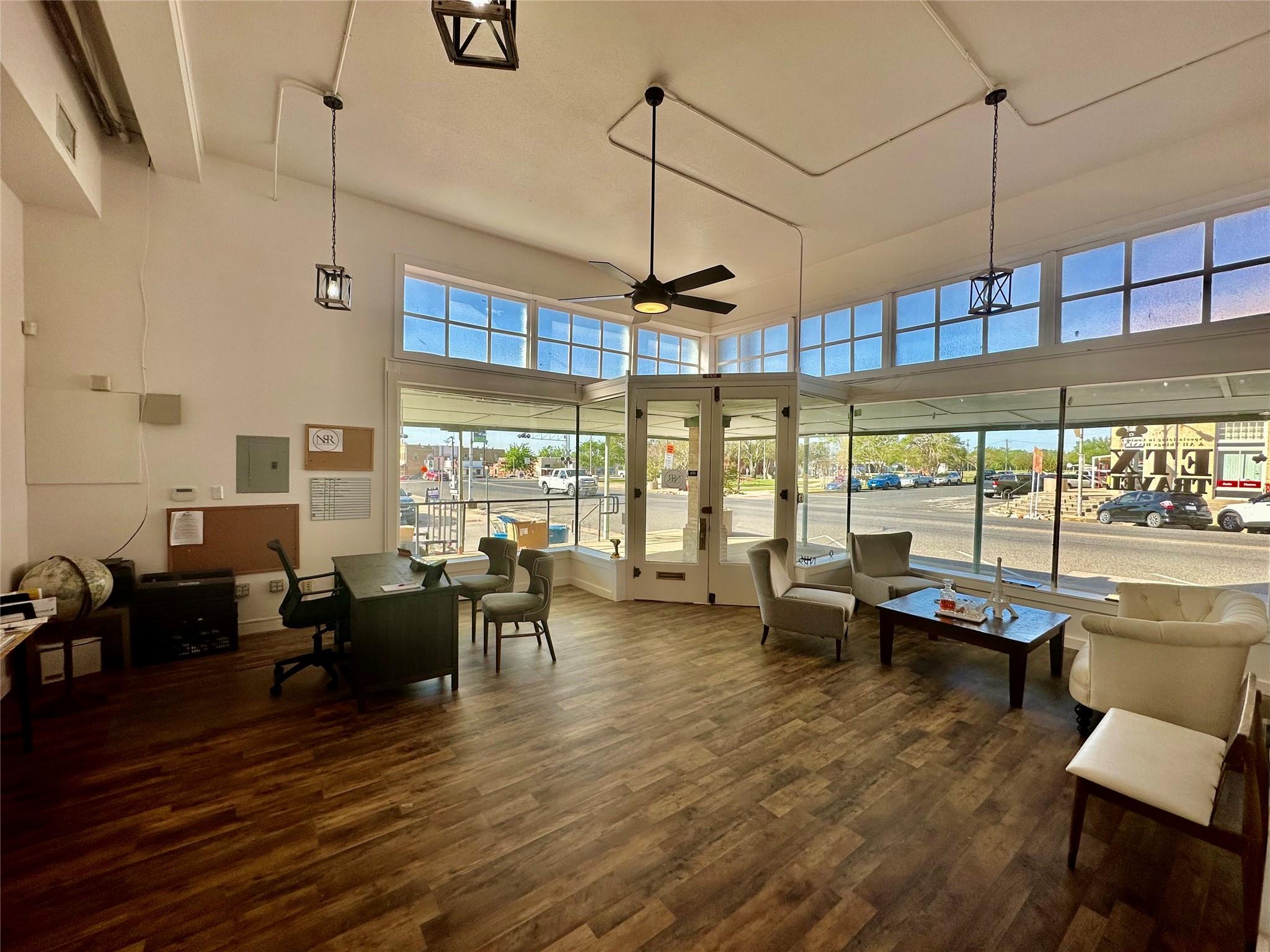 11 N Main St, Elgin, TX 78621