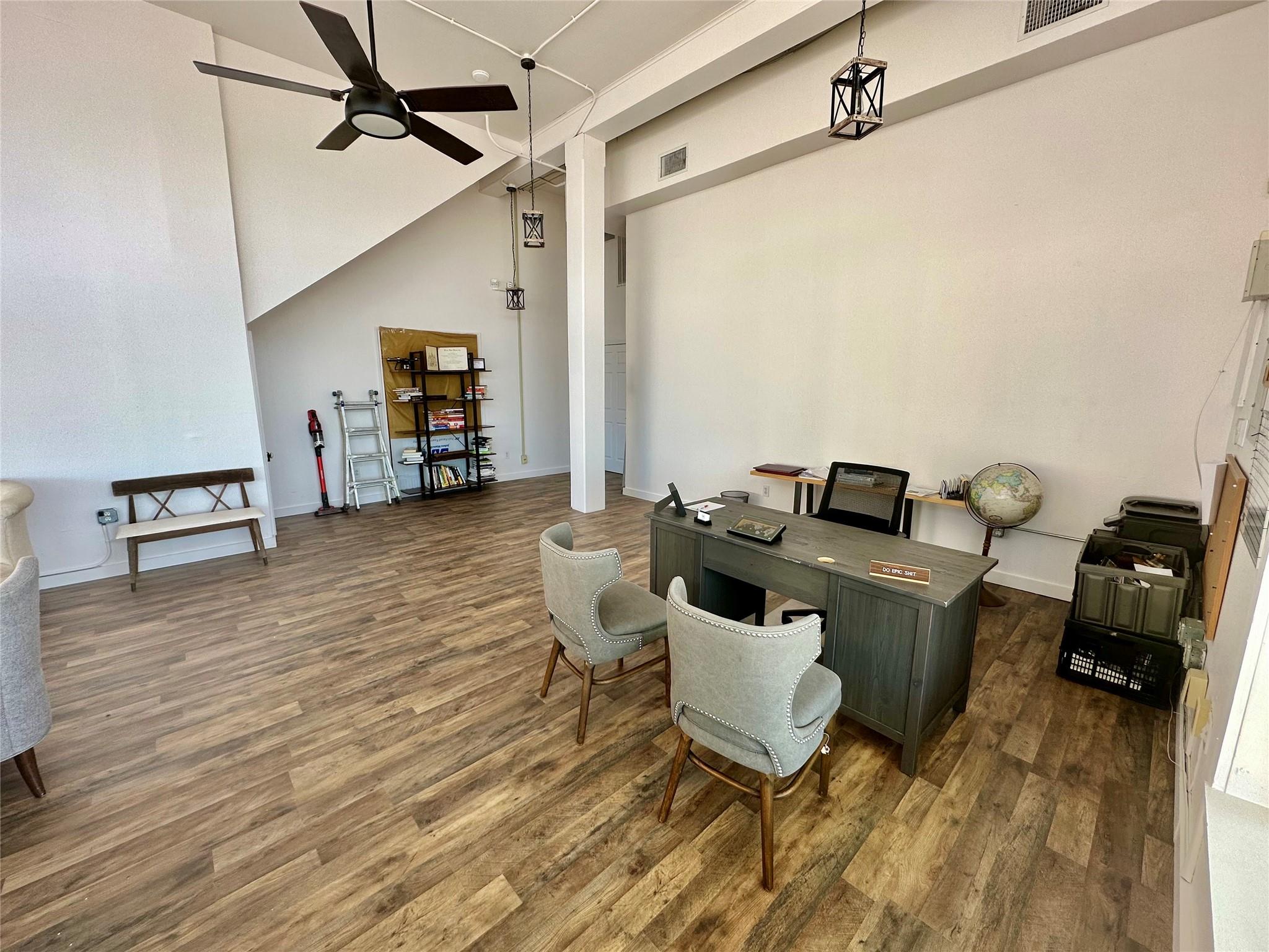 11 N Main St, Elgin, TX 78621