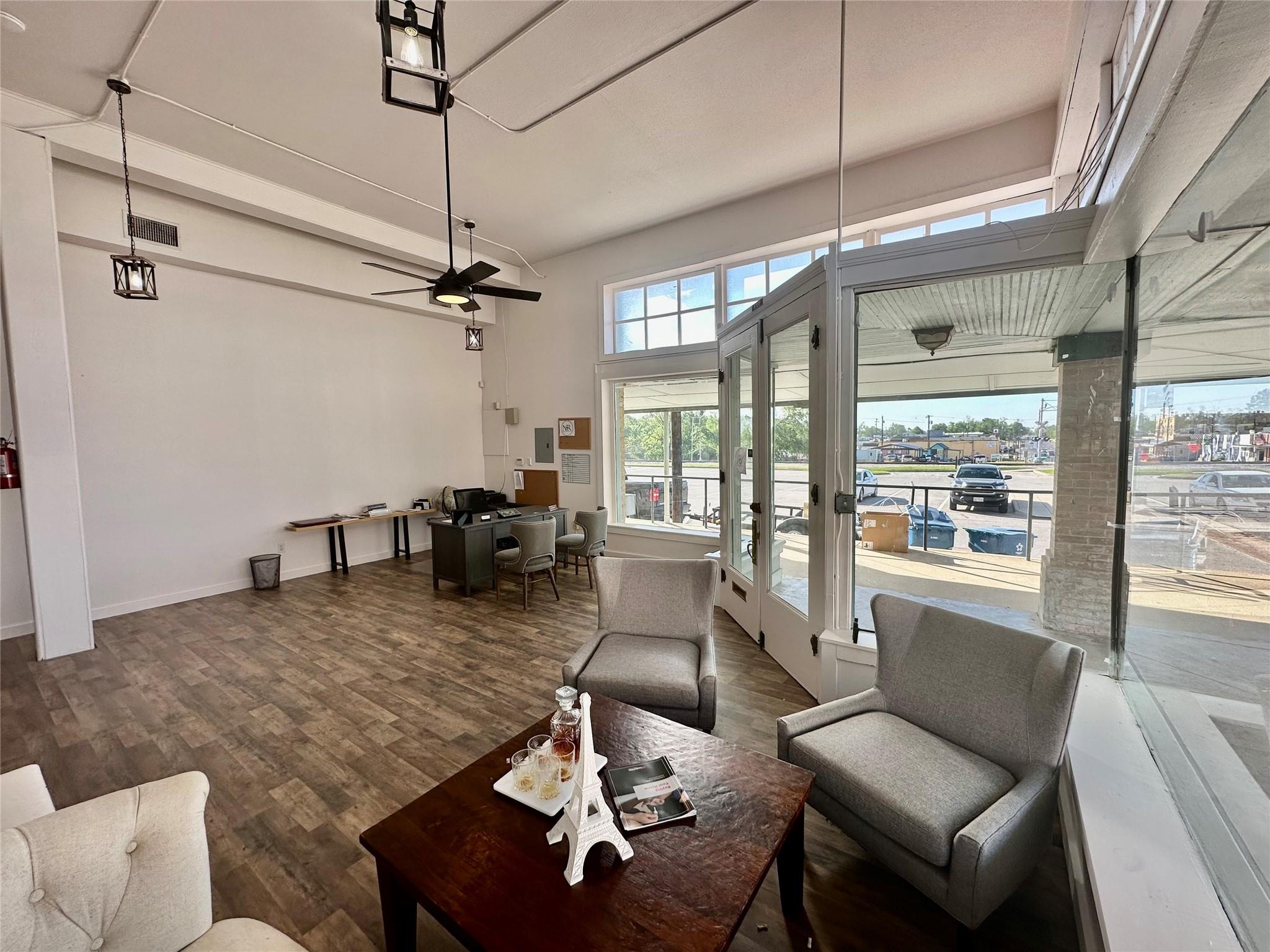 11 N Main St, Elgin, TX 78621