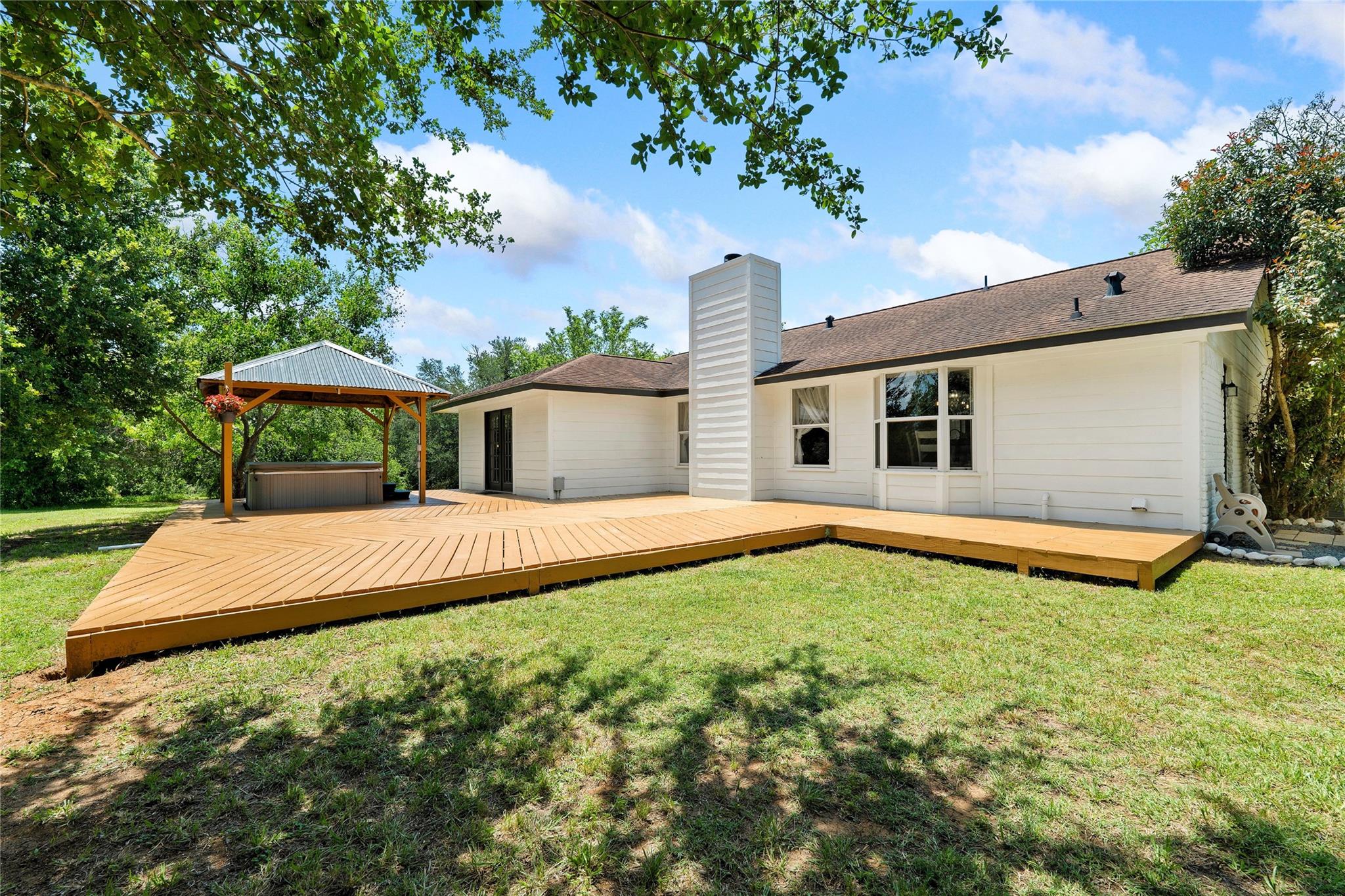 372 Hidden Oaks Dr, Elgin, TX 78621