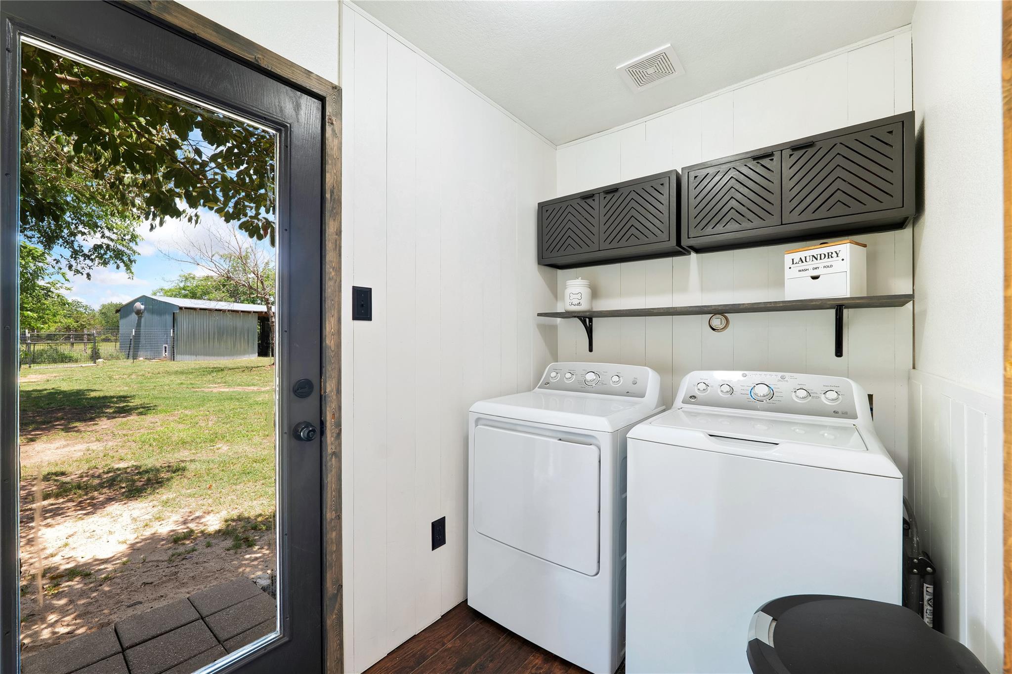 372 Hidden Oaks Dr, Elgin, TX 78621