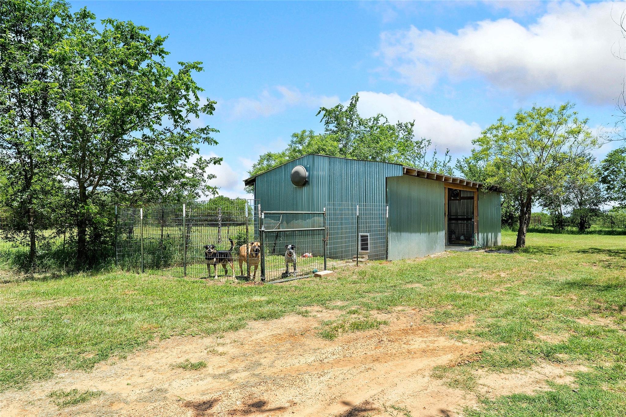 372 Hidden Oaks Dr, Elgin, TX 78621