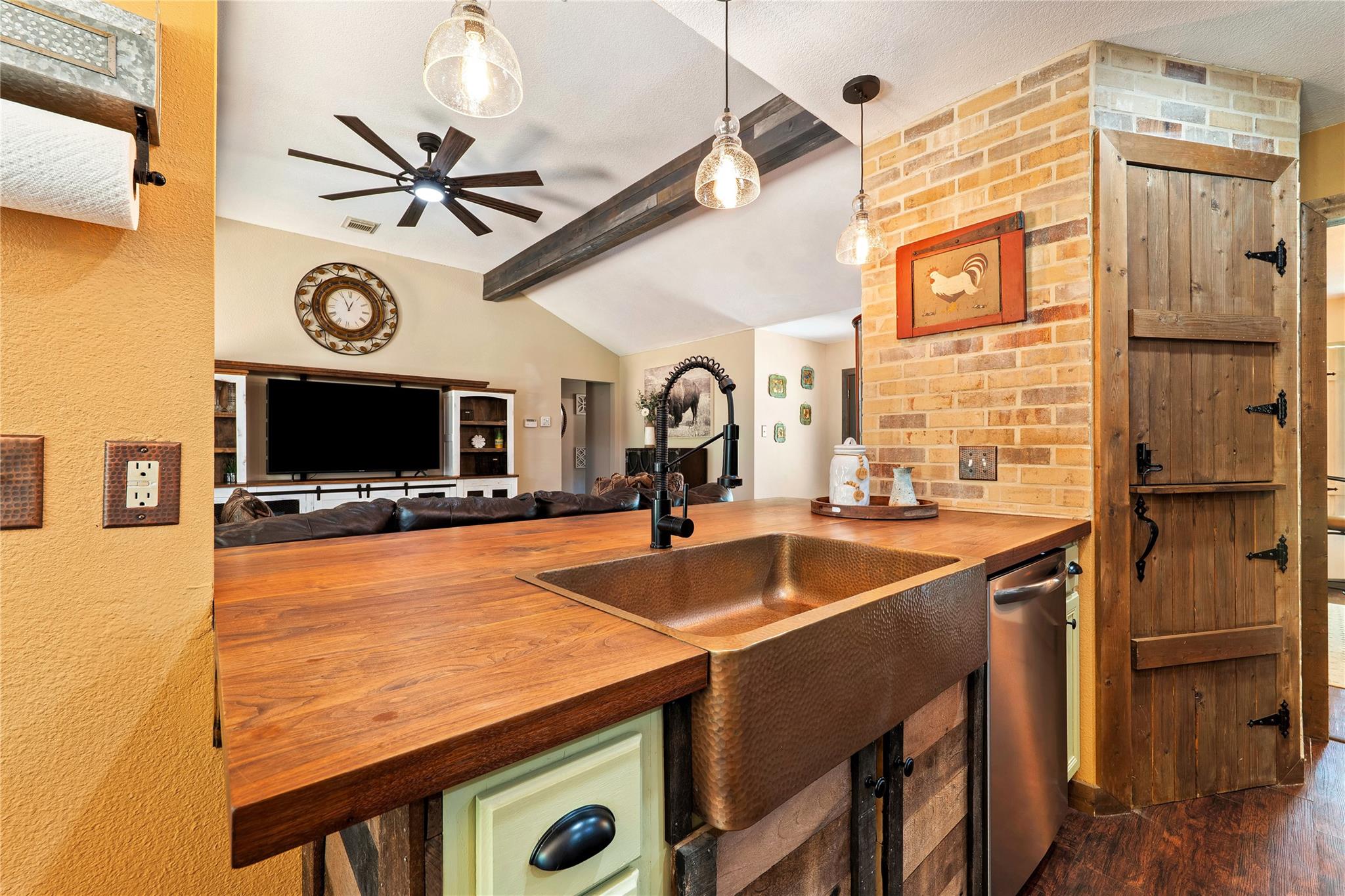 372 Hidden Oaks Dr, Elgin, TX 78621