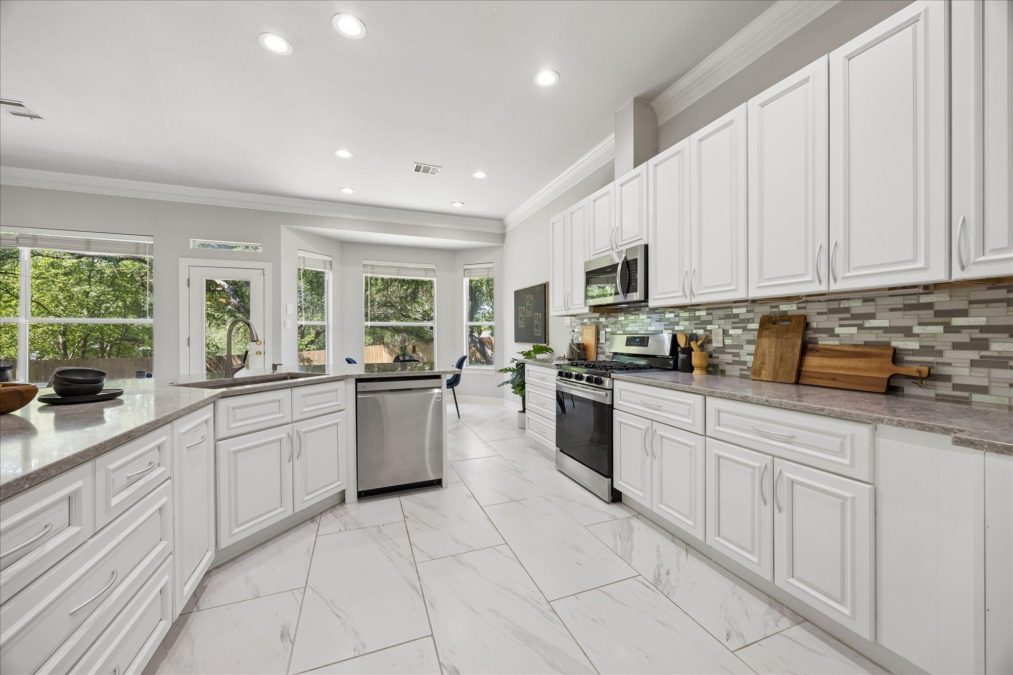 10501 Oak View Dr, Austin, TX 78759