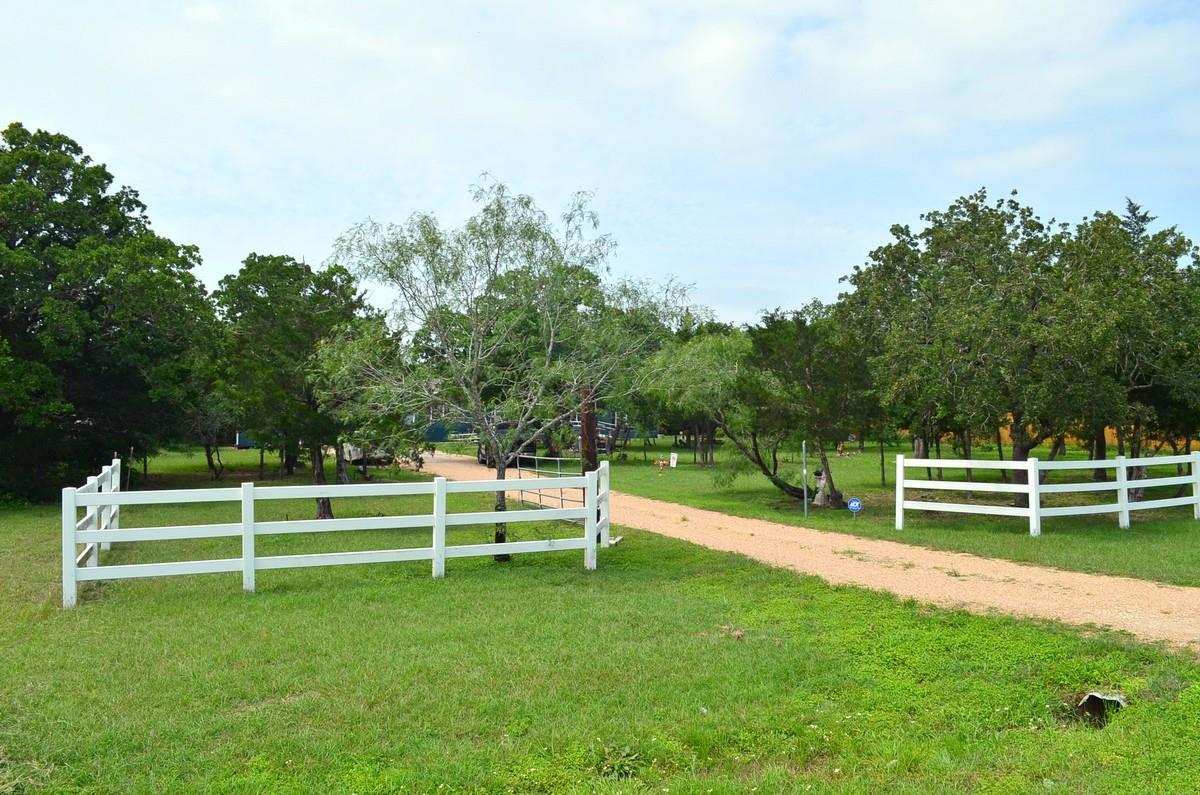 218 Texas Oak Dr, Cedar Creek, TX 78612