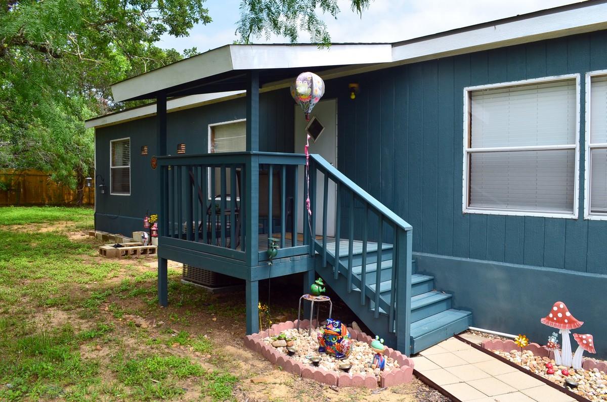 218 Texas Oak Dr, Cedar Creek, TX 78612