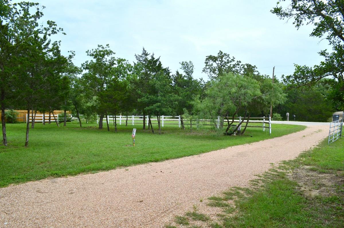 218 Texas Oak Dr, Cedar Creek, TX 78612