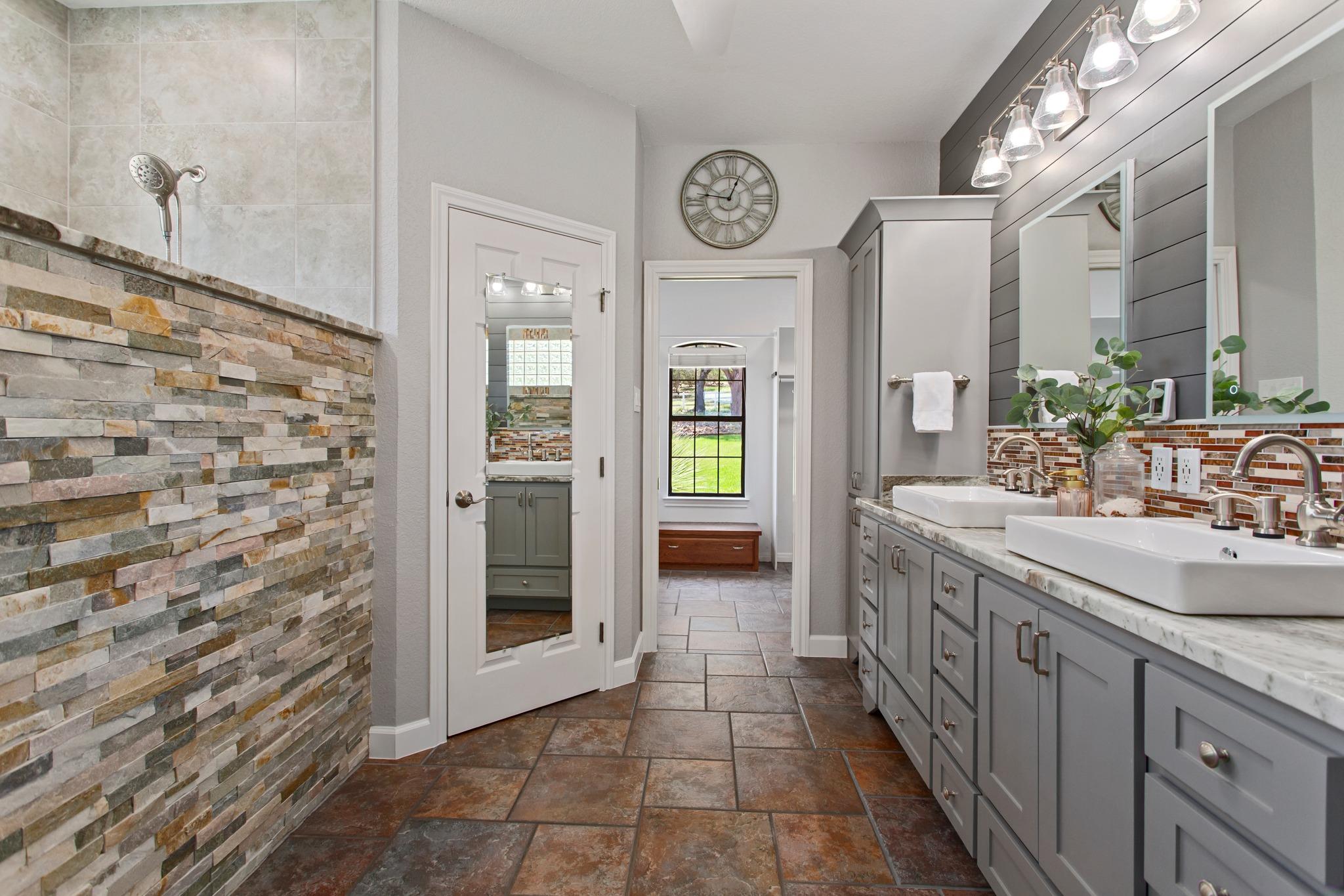 1121 Kings Cove Dr, Canyon Lake, TX 78133